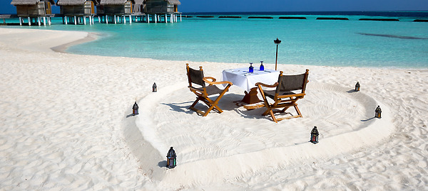Romantisches Abendessen am Strand der Malediven