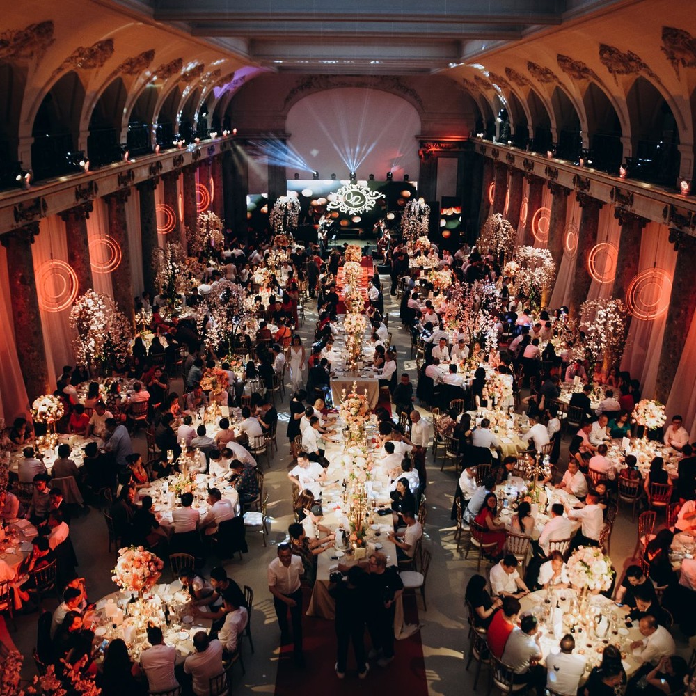 Host your elegant destination wedding in a grand hall, featuring beautifully decorated banquet tables, stunning floral arrangements, and comprehensive wedding packages for up to 200 guests.