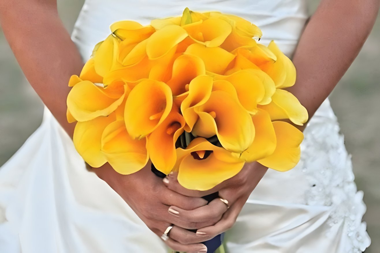 12 summer destination wedding flowers calla lily bouquet inspiration