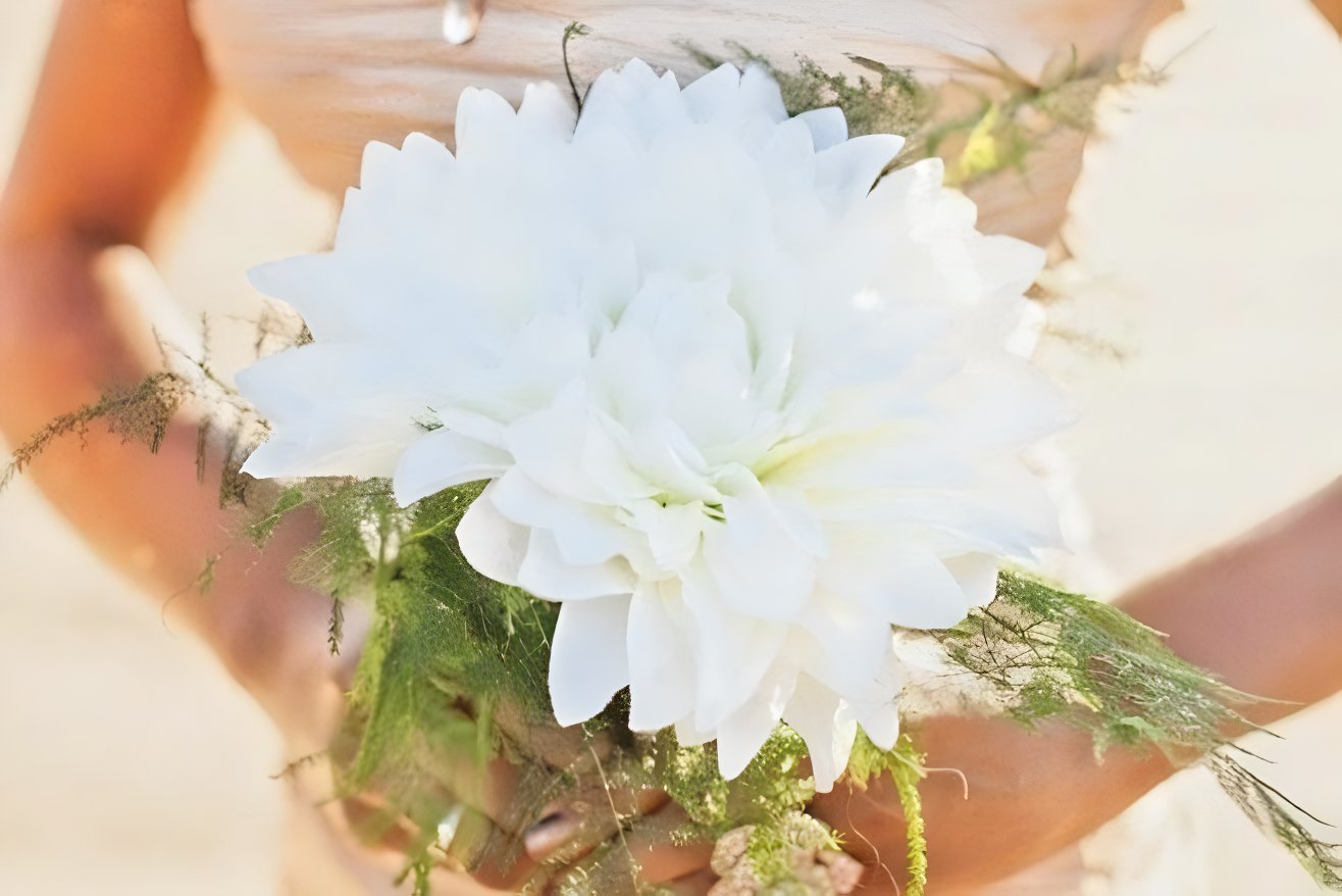 12 summer destination wedding flowers dahlia bouquet inspiration