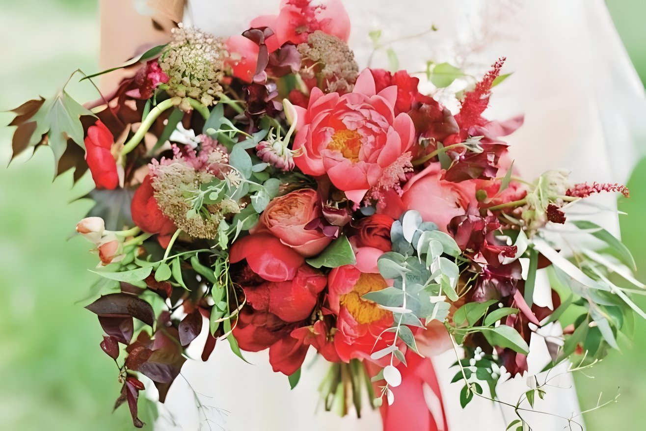 12 summer destination wedding flowers red bouquet inspiration