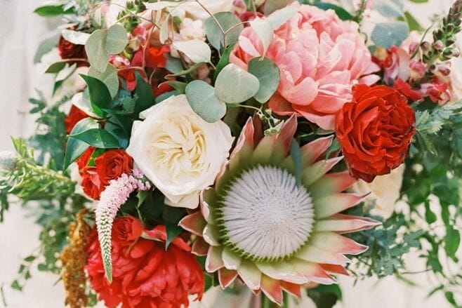 12 summer destination wedding flowers white and crimson bouquet inspiration