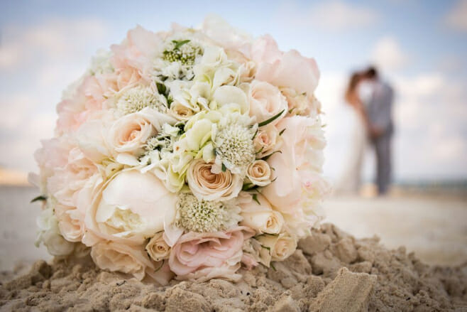 rose beach bouquet trends 9 beautiful destination wedding flower options