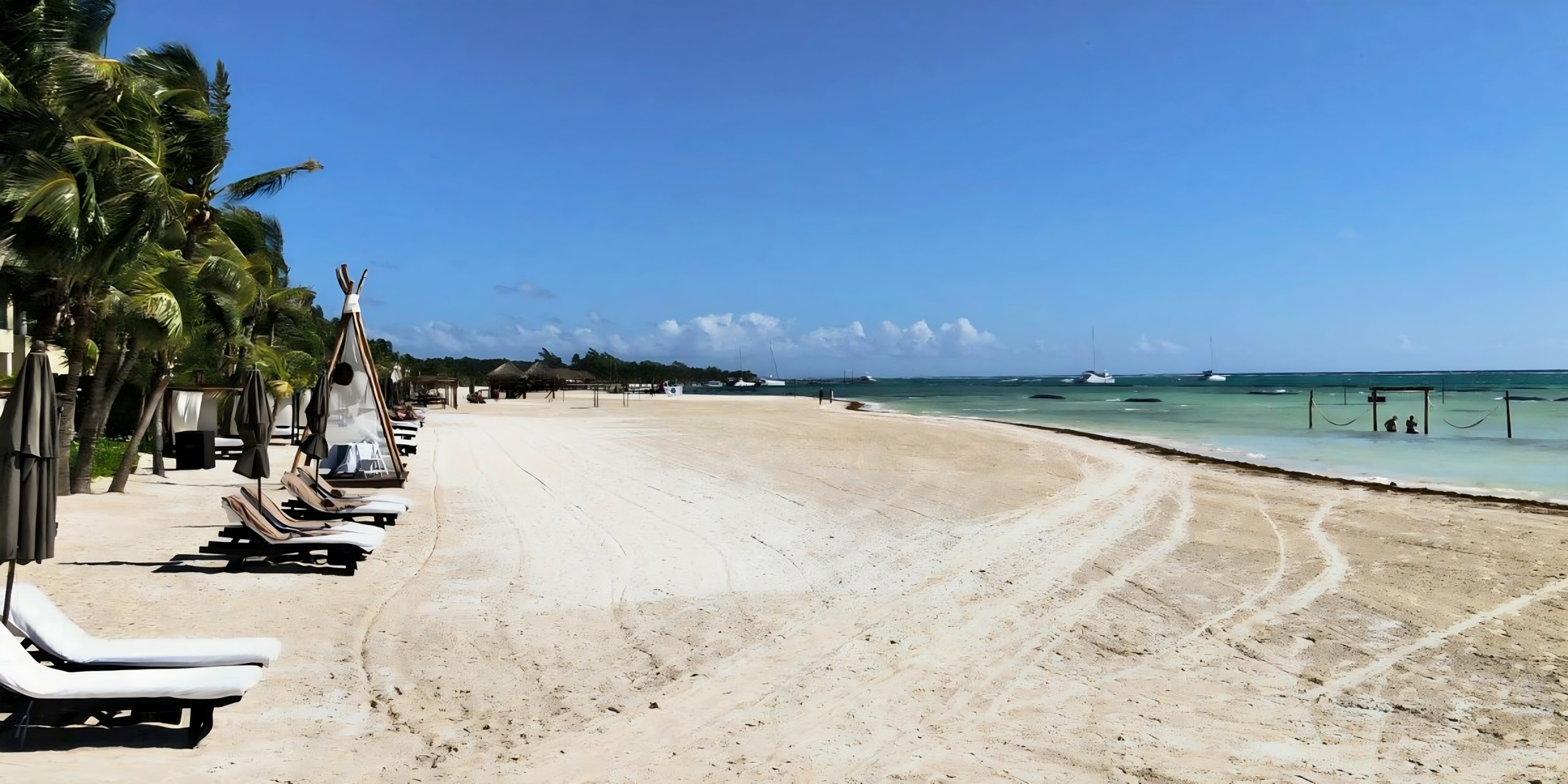 The white sands of Papito's Beach in El Dorado Maroma on a perfect day