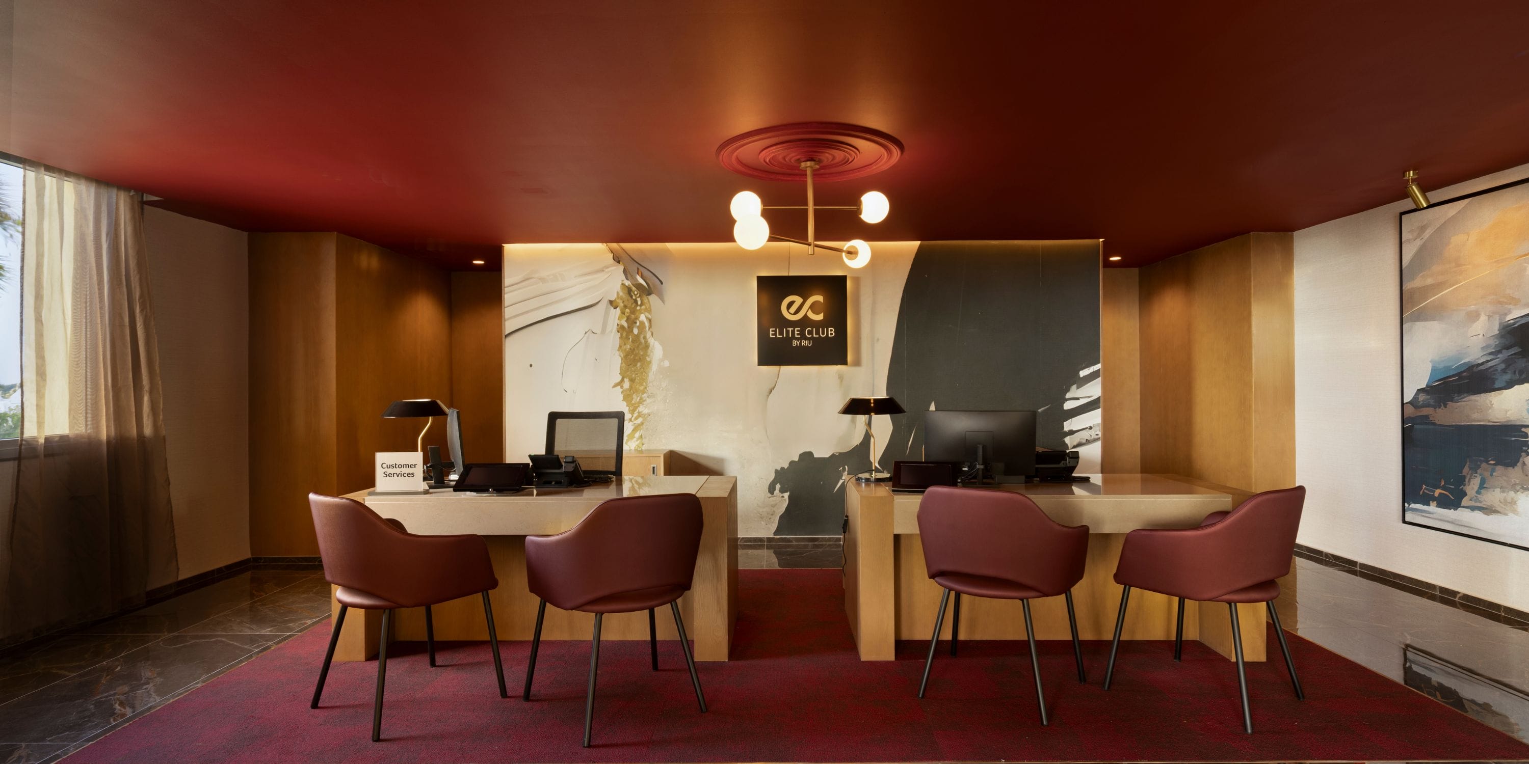 Hotel Riu Palace Aruba: modern office setup, ideal for destination wedding planning meetings.