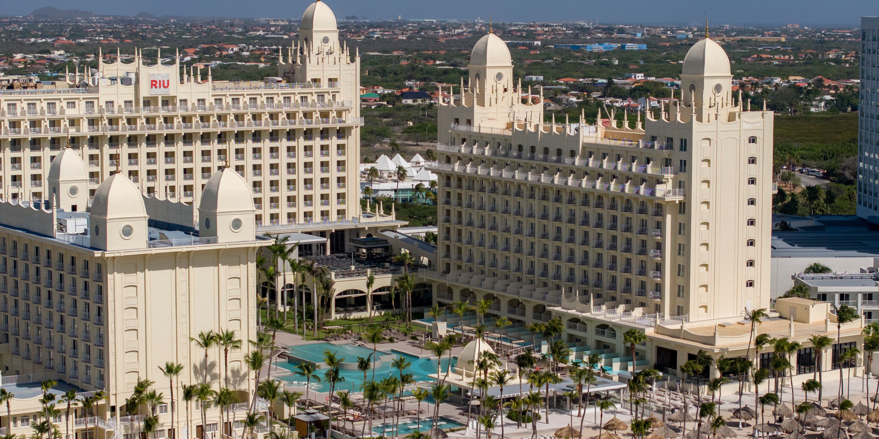 Hotel Riu Palace Aruba: High-rise resort with pools and palms, ideal for a destination wedding.