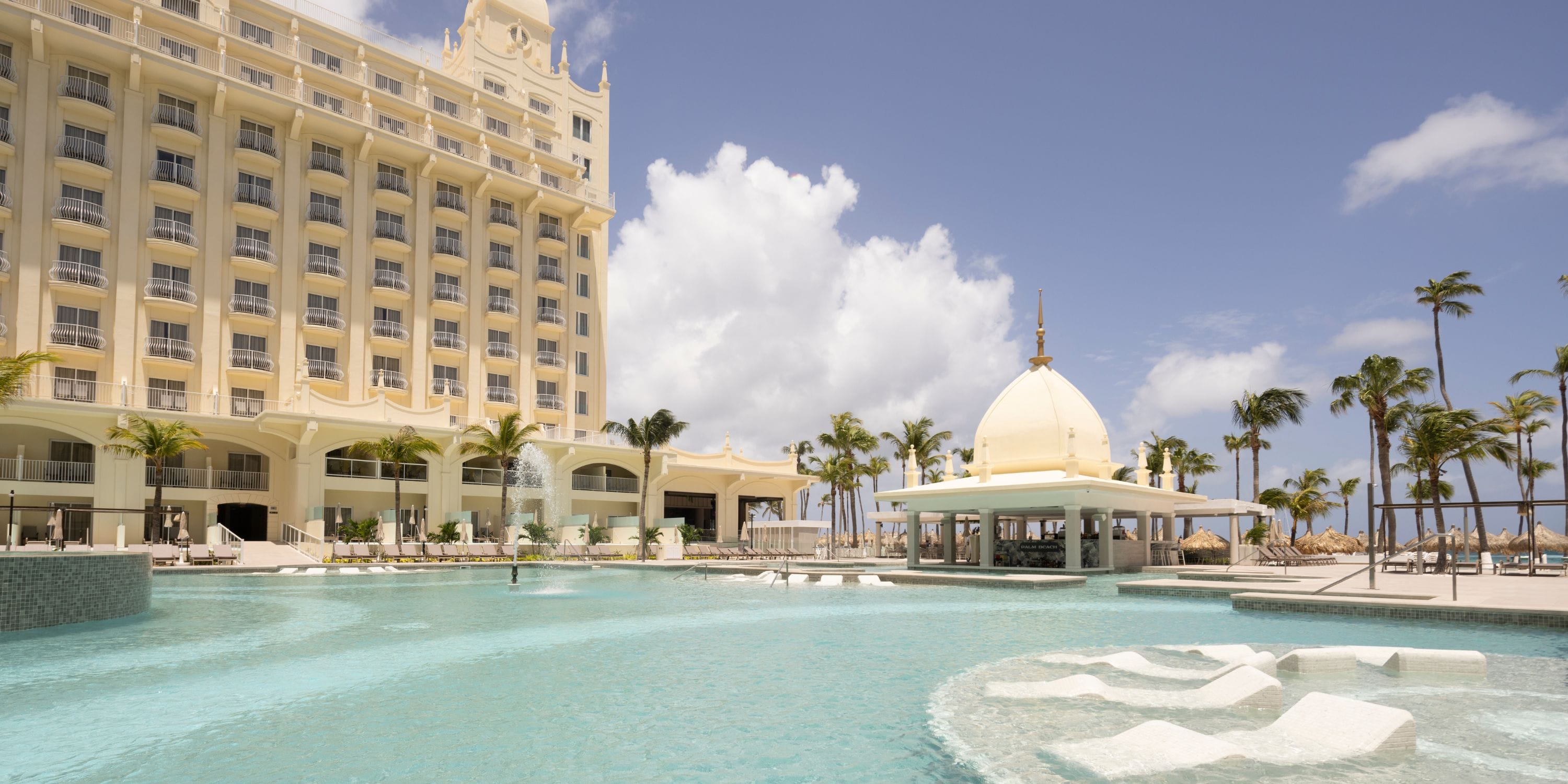 Hotel Riu Palace Aruba: ideal for a destination wedding, with pool, palm trees, and poolside bar.
