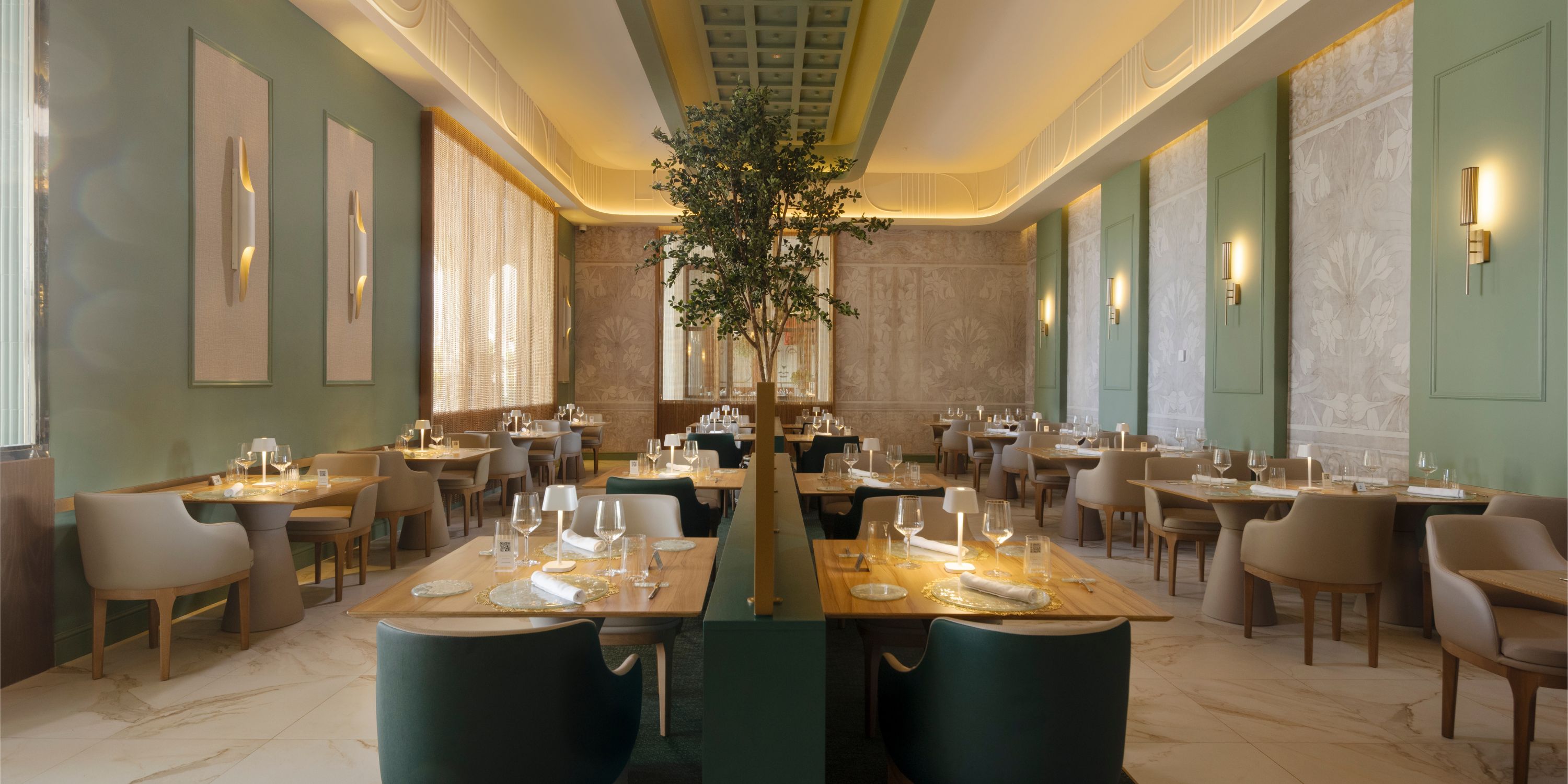 Hotel Riu Palace Aruba: Elegant wedding dining, green walls, modern lights, and a central tree.