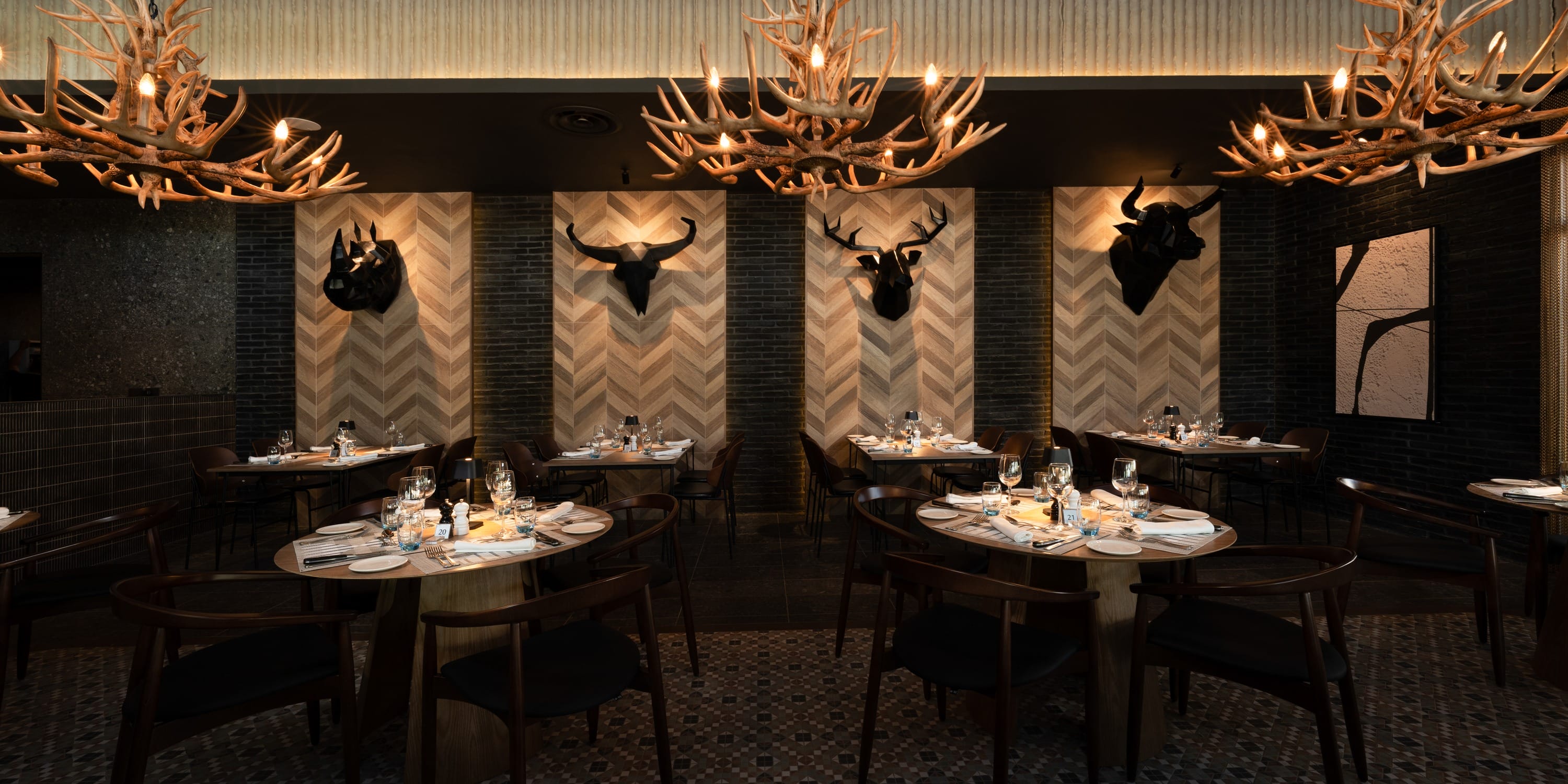 Hotel Riu Palace Mexico: wooden tables and antler decor, ideal for destination weddings.