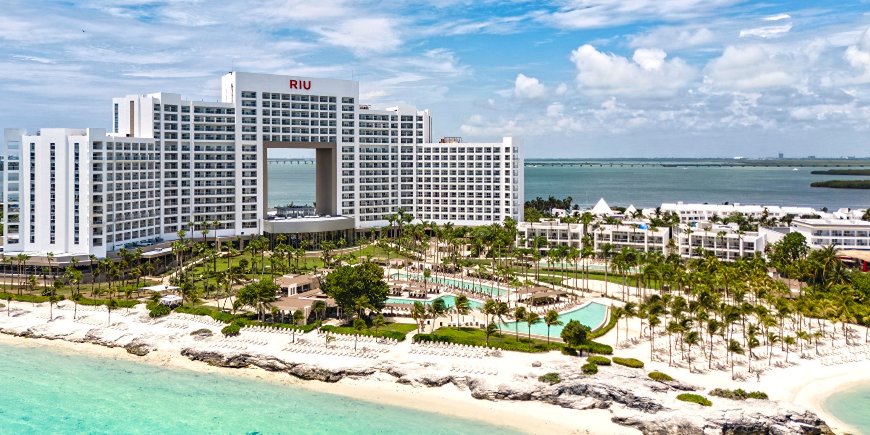 Hotel Riu Palace Peninsula: beachfront resort ideal for destination weddings, pools, ocean views.