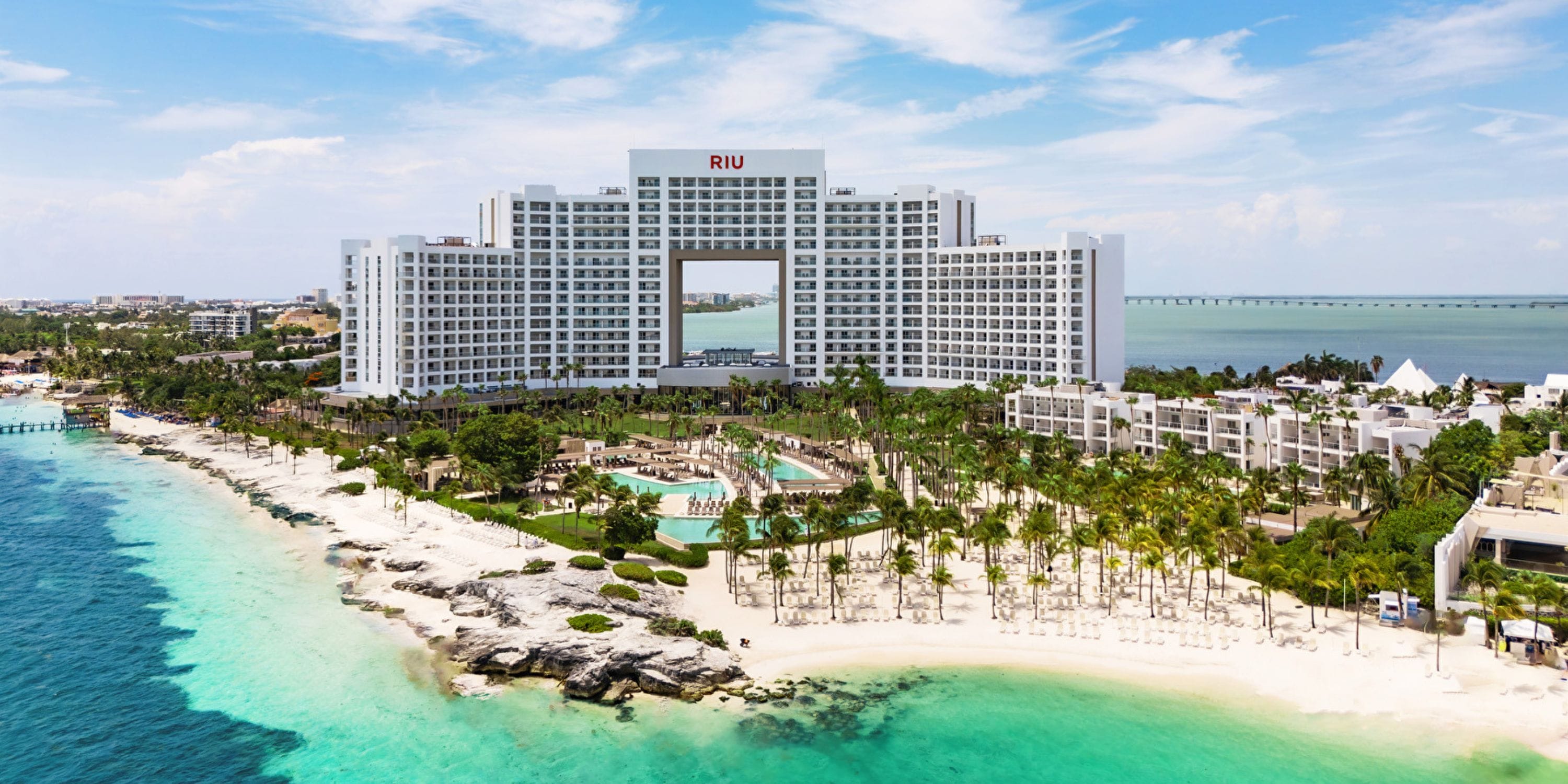 Hotel Riu Palace Peninsula: Ideal destination wedding spot with pools, palm trees, and white sand.