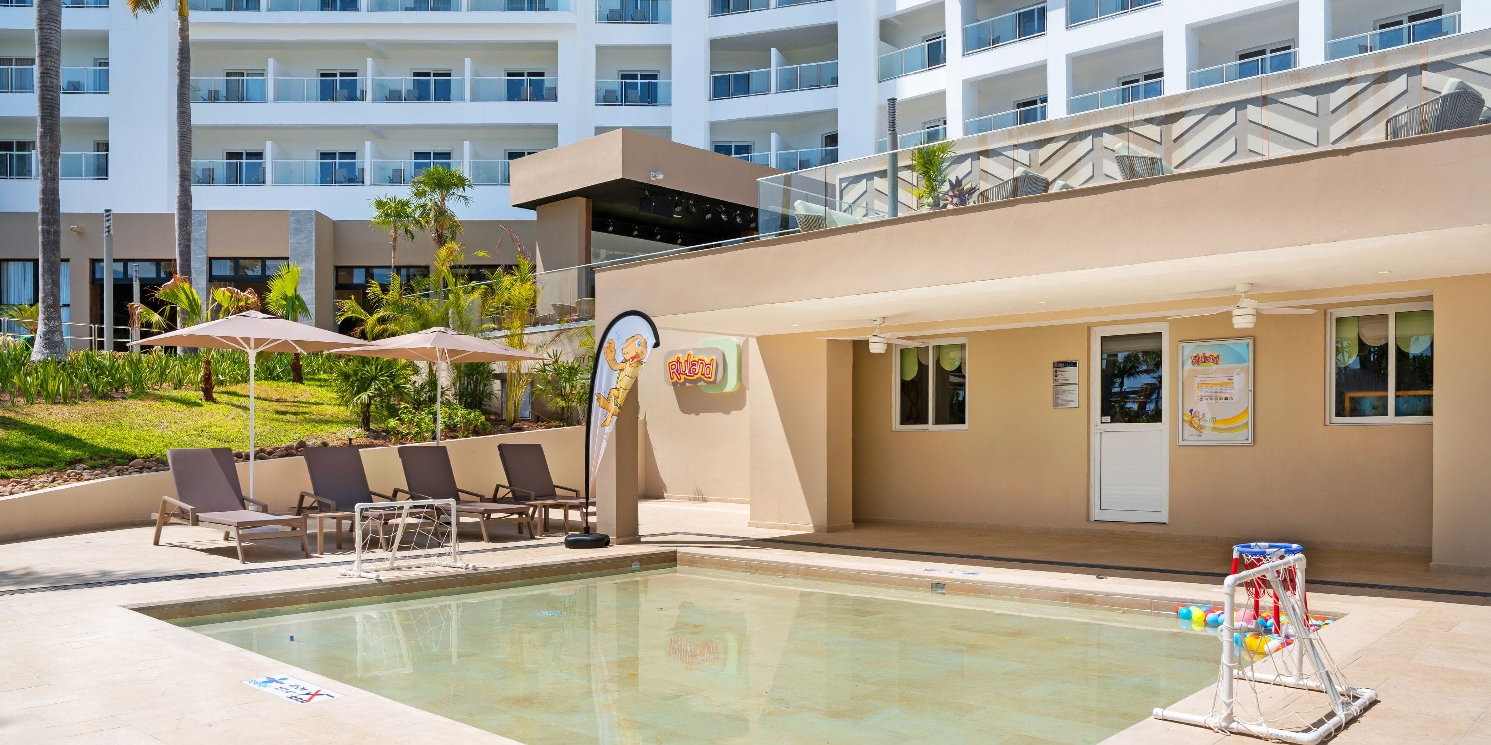 Wading pool with toys, loungers, umbrellas&mdash;ideal for a destination wedding at Riu Palace Peninsula.