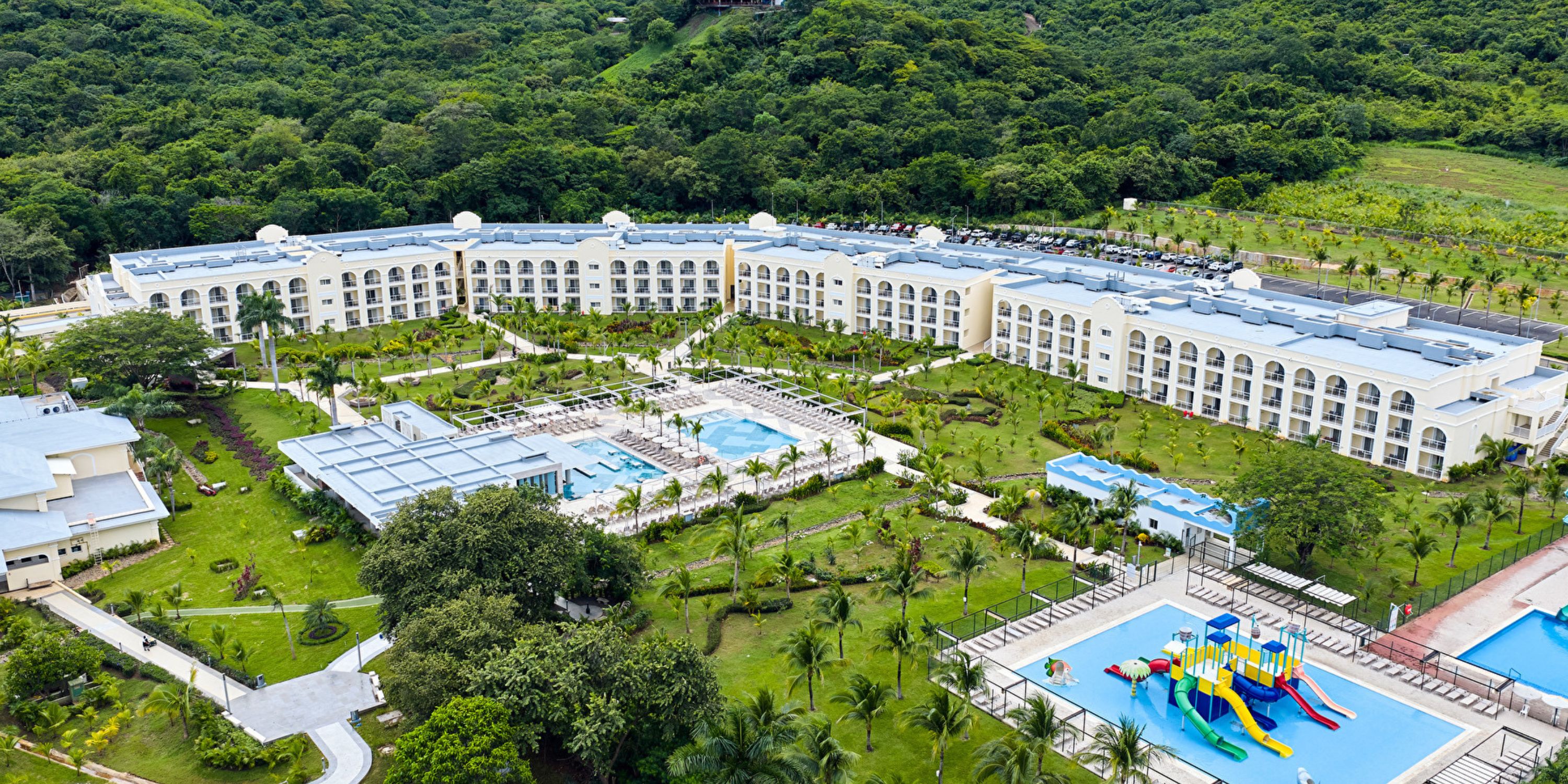 Hotel Riu Guanacaste: a spacious resort with pools and gardens, perfect for a destination wedding.