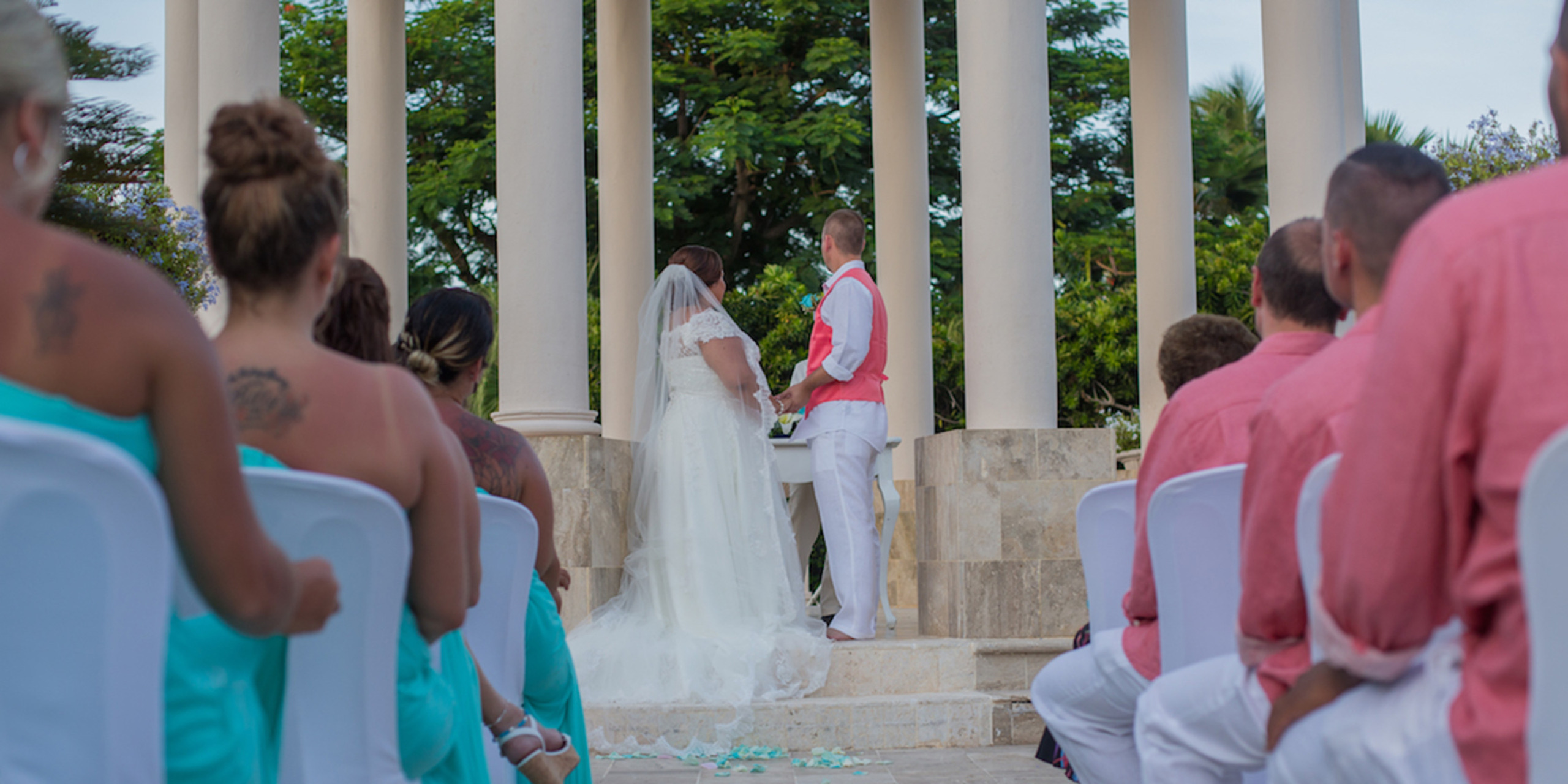 Newlyweds Yolanda and Brett get married at a destination wedding thanks to Destify.