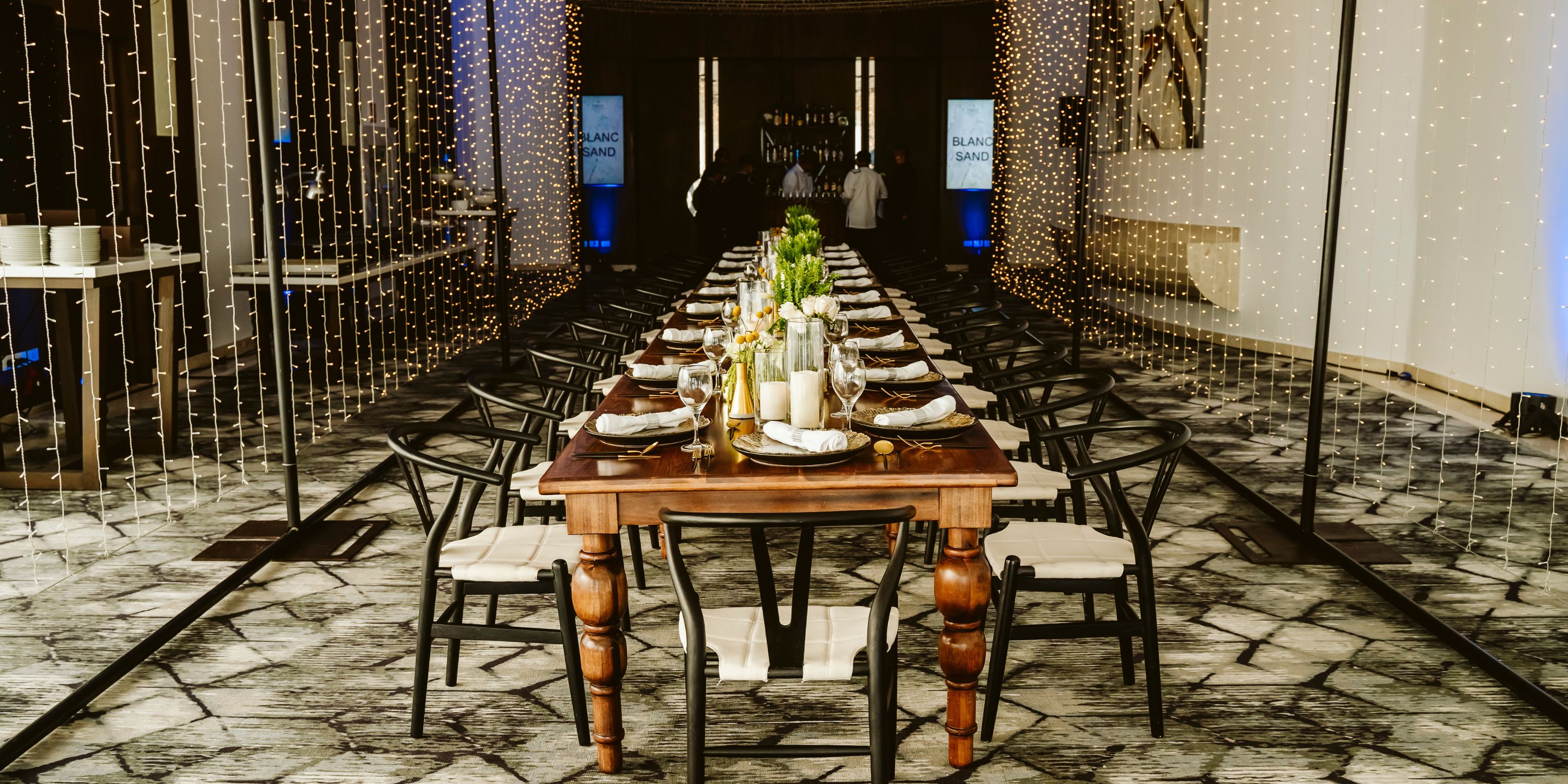 A beautifully set wedding table at Le Blanc Spa Resort Cancun, perfect for a destination wedding.