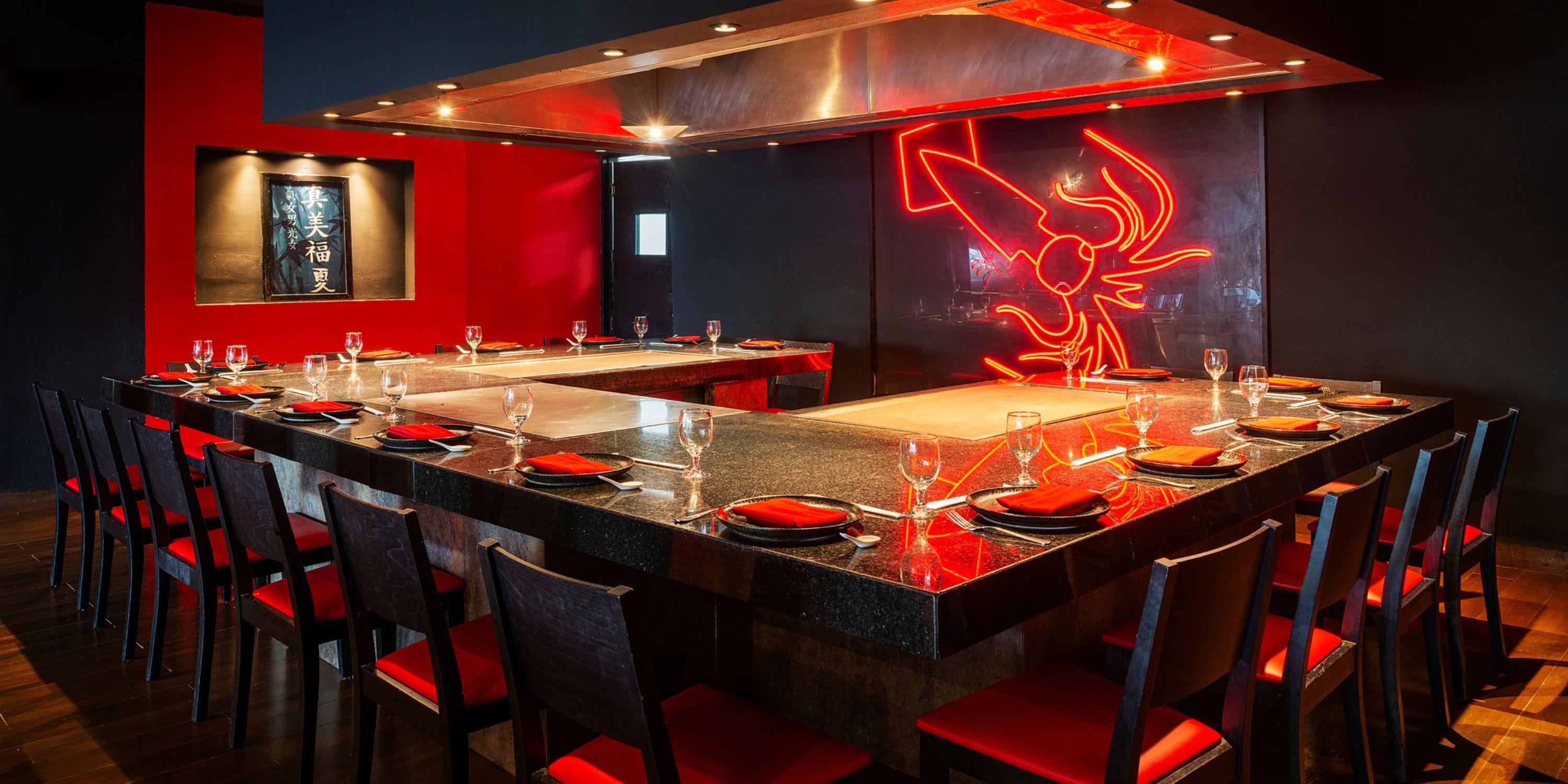 Ocean Coral and Turquesa teppanyaki dining room with red accents, ideal for a destination wedding.