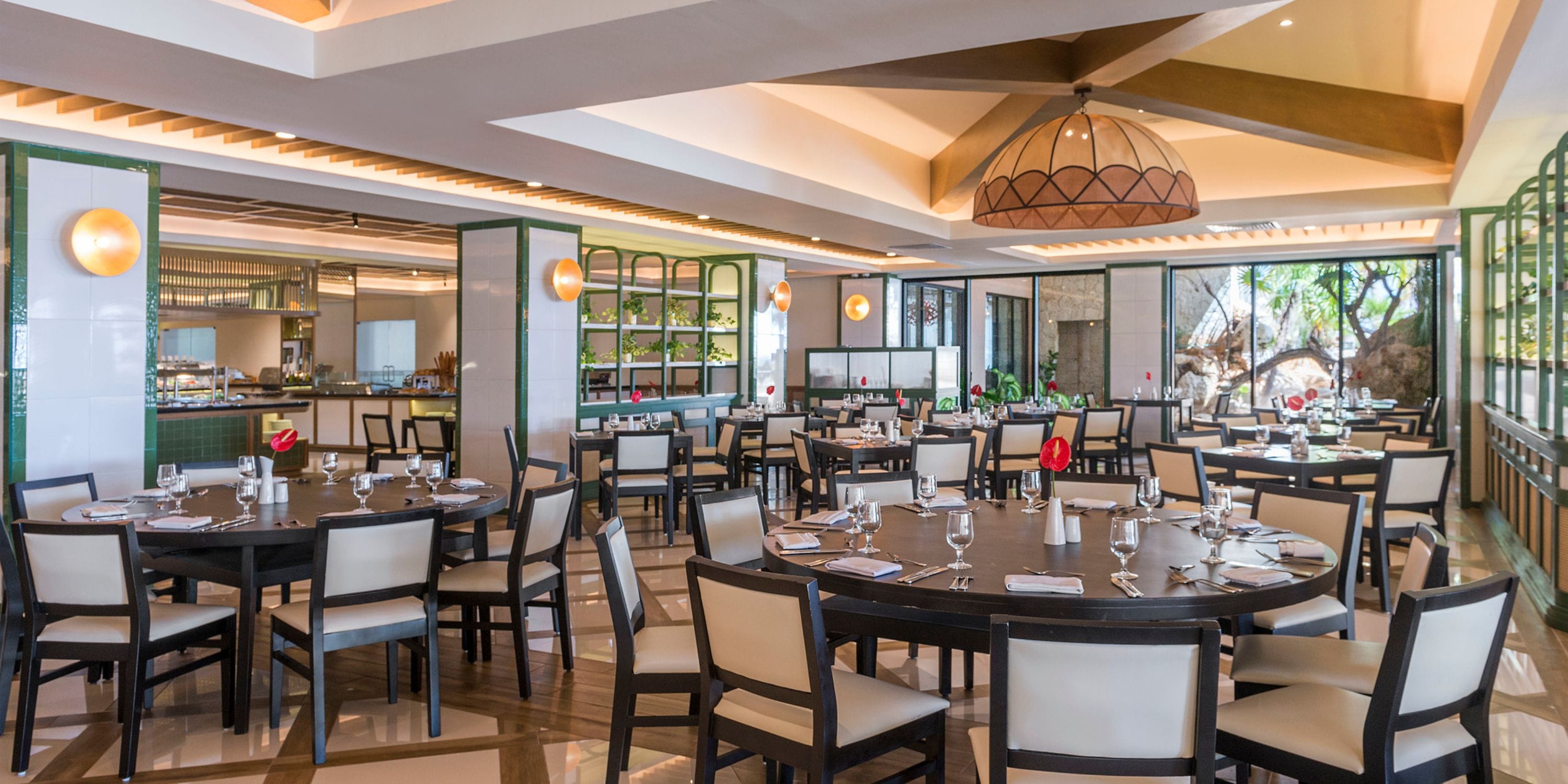 Ocean Coral and Turquesa has round dining tables and bright windows, perfect for a destination wedding.