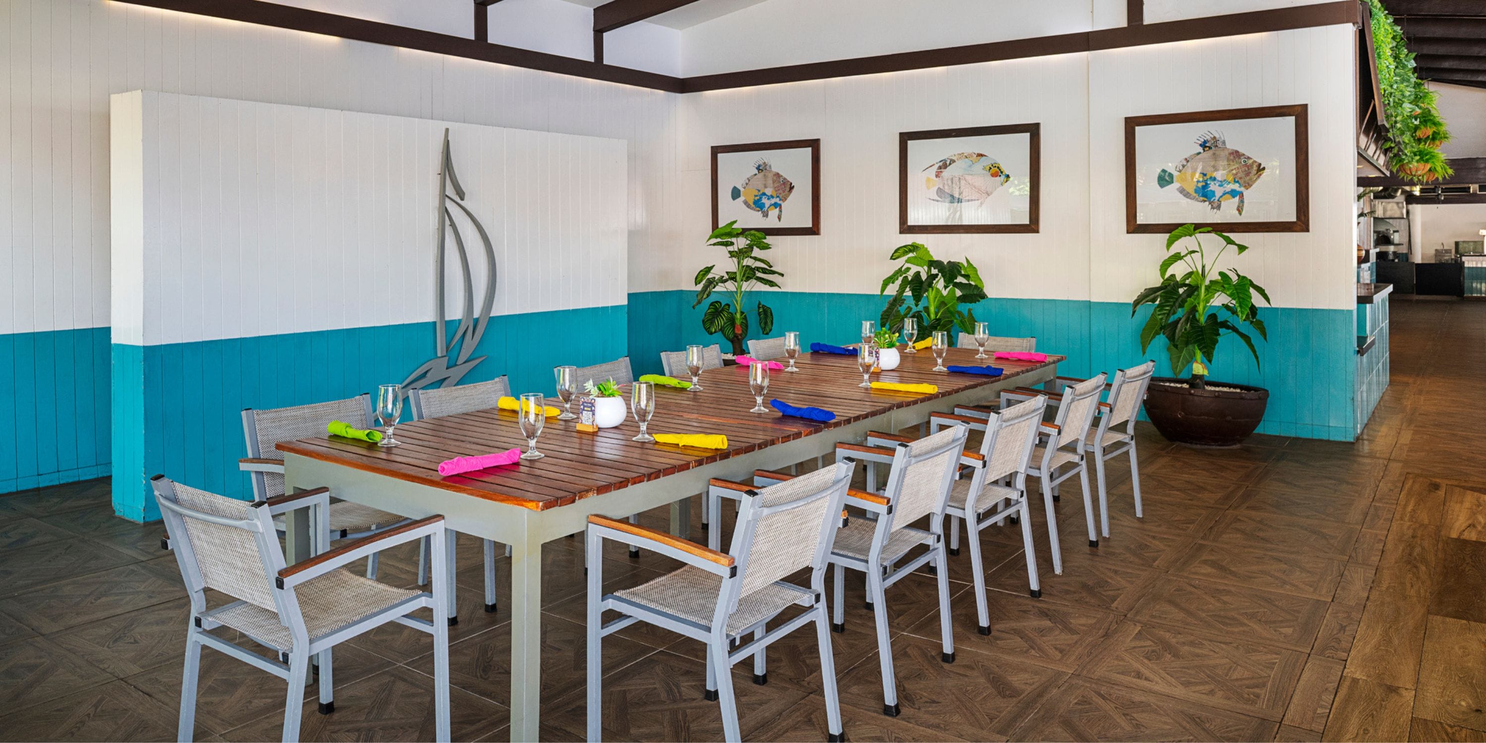 Ocean Coral and Turquesa: a stylish venue, perfect for a destination wedding, with vibrant tableware.