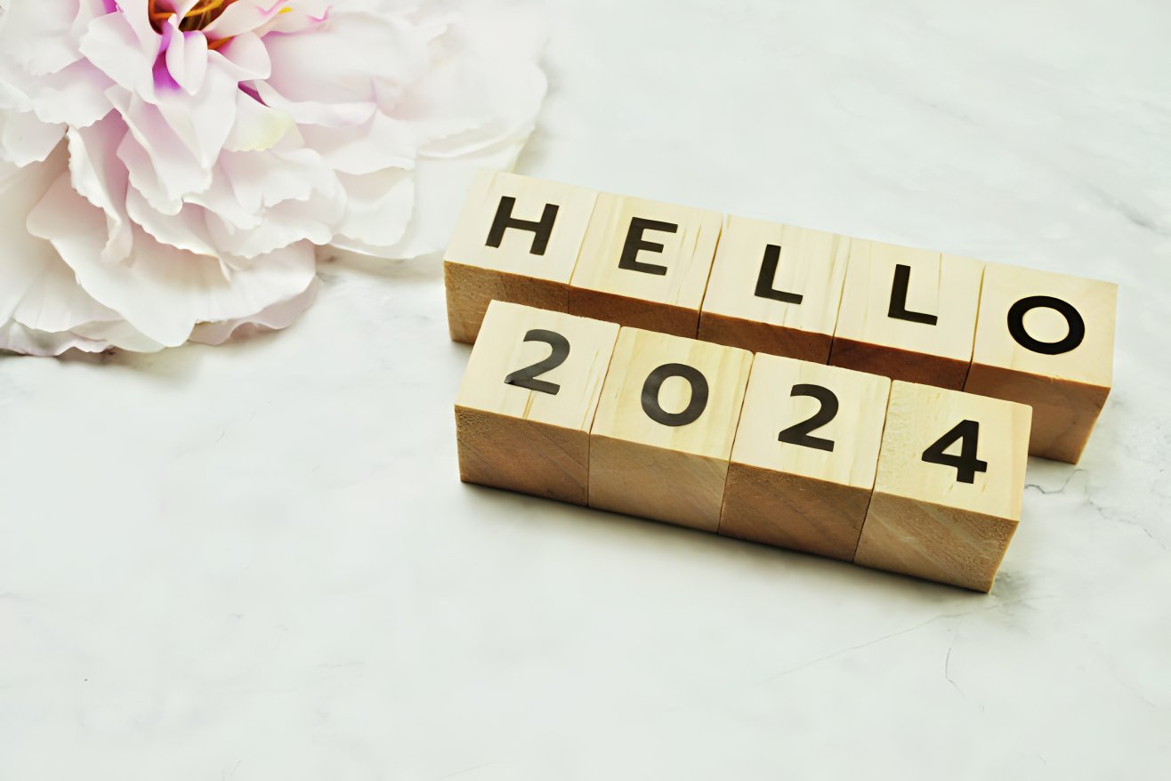 Blocks on a table say 'Hello 2024' 