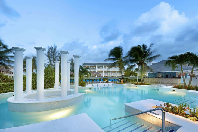 Pool-view of the all-inclusive Grand Palladium Jamaica