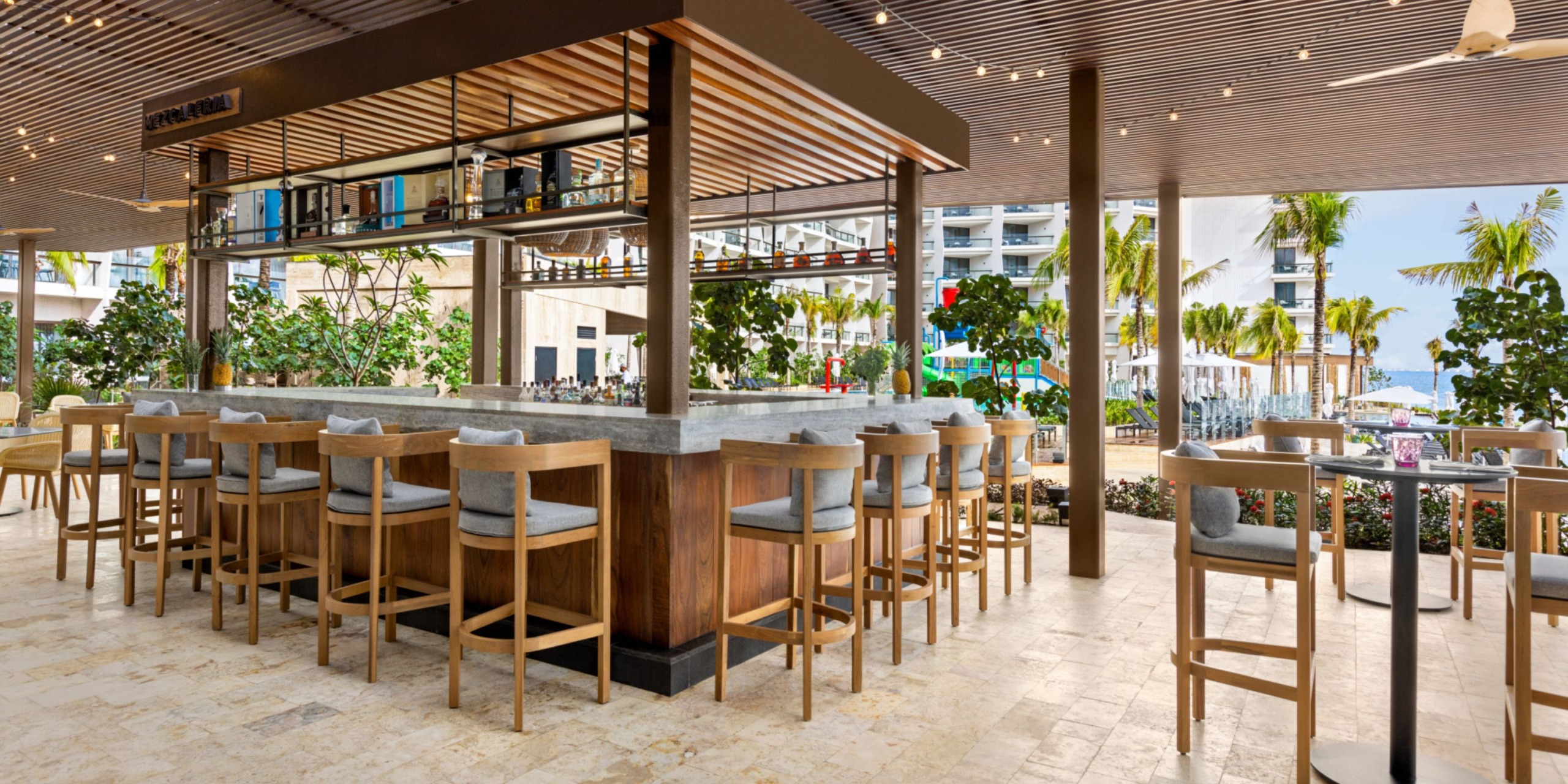 hilton-cancun-bar