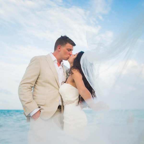 Destify couple kissing on the beach
