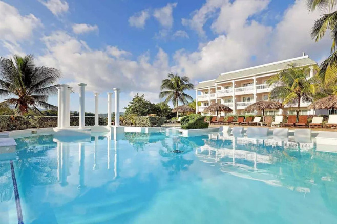 A pool view of Grand Palladium Lady Hamilton