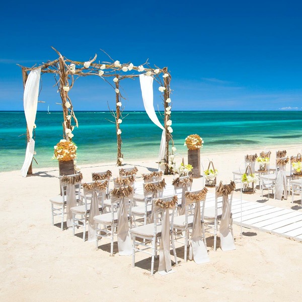 What&rsquo;s Included in the Best Beach Wedding Packages?