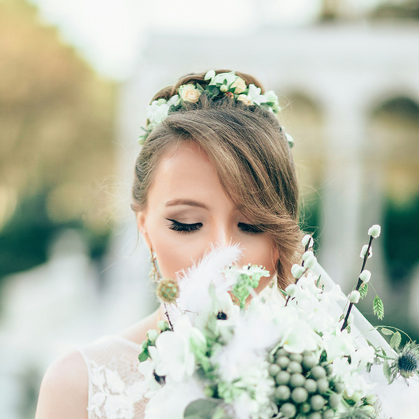 A Bride&rsquo;s Guide to Half-Up Wedding Hairstyles and More