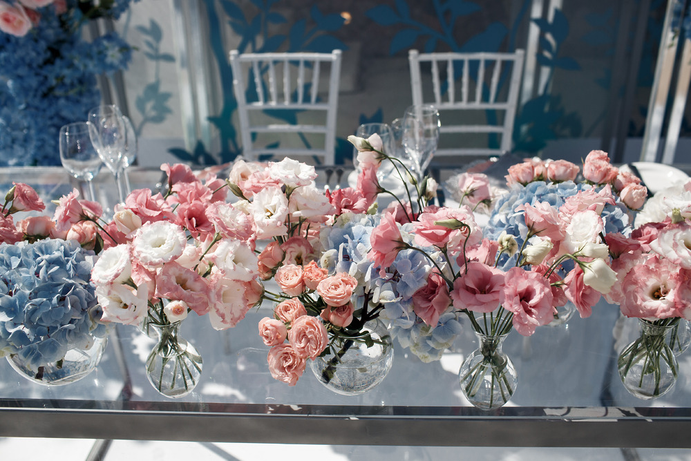 Elevate your destination wedding decor with elegant glass vases filled with pastel blooms—your essential guide to creating a sophisticated wedding style.