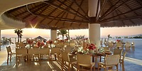 Open-air dining at UNICO 20&deg;105&deg; Riviera Nayarit, ideal for destination weddings, with ocean views.