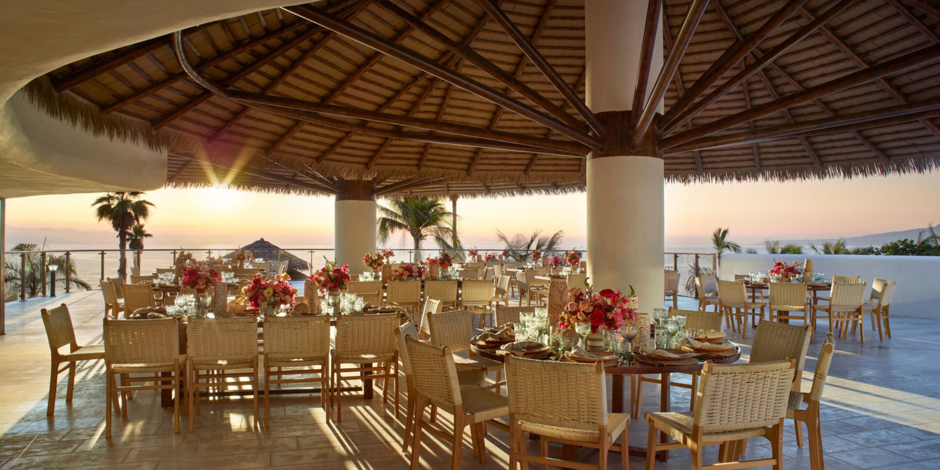 Open-air dining at UNICO 20°105° Riviera Nayarit, ideal for destination weddings, with ocean views.
