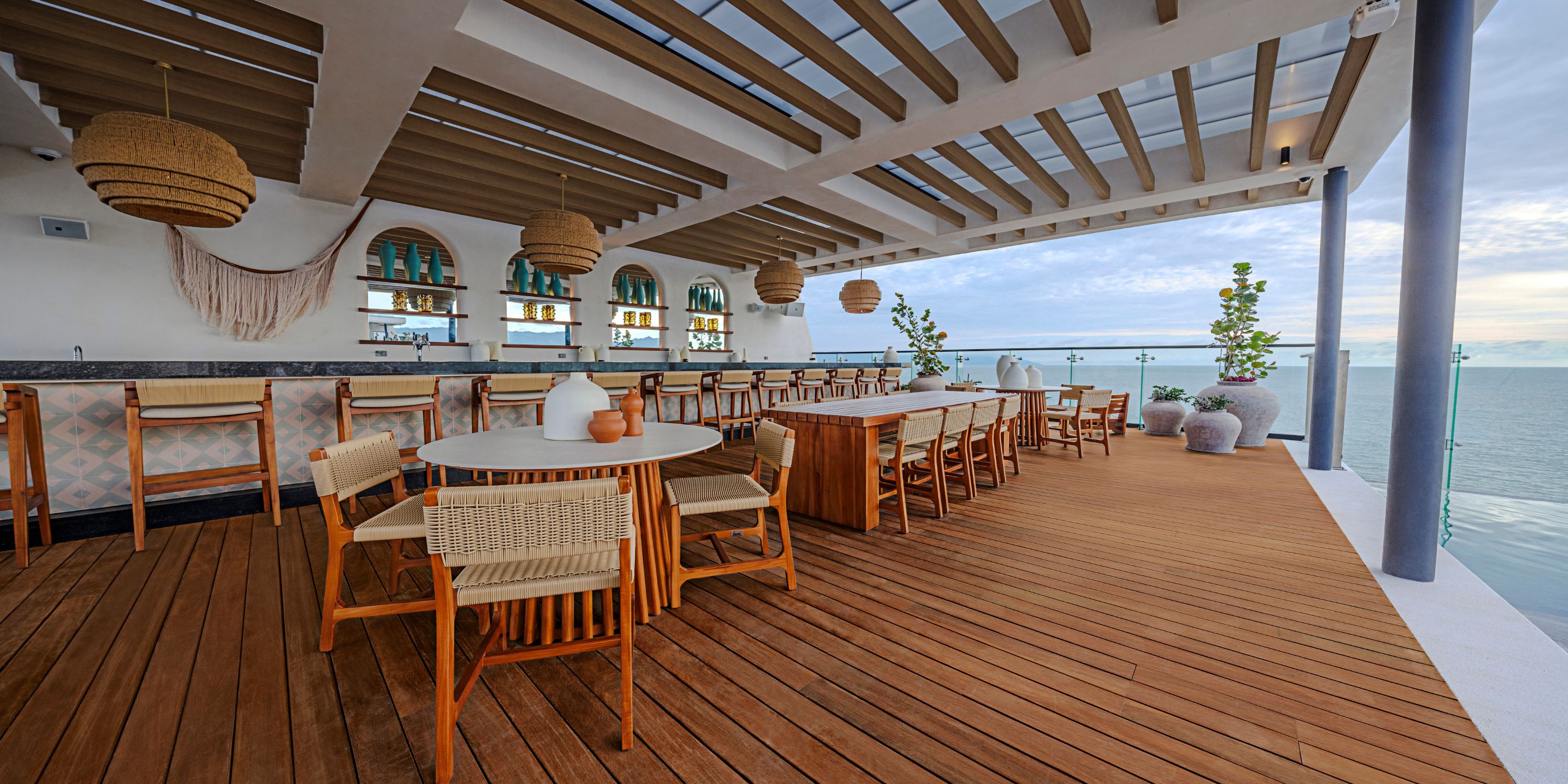 Rooftop dining at UNICO 20°105° Riviera Nayarit, perfect for a destination wedding, with ocean views.