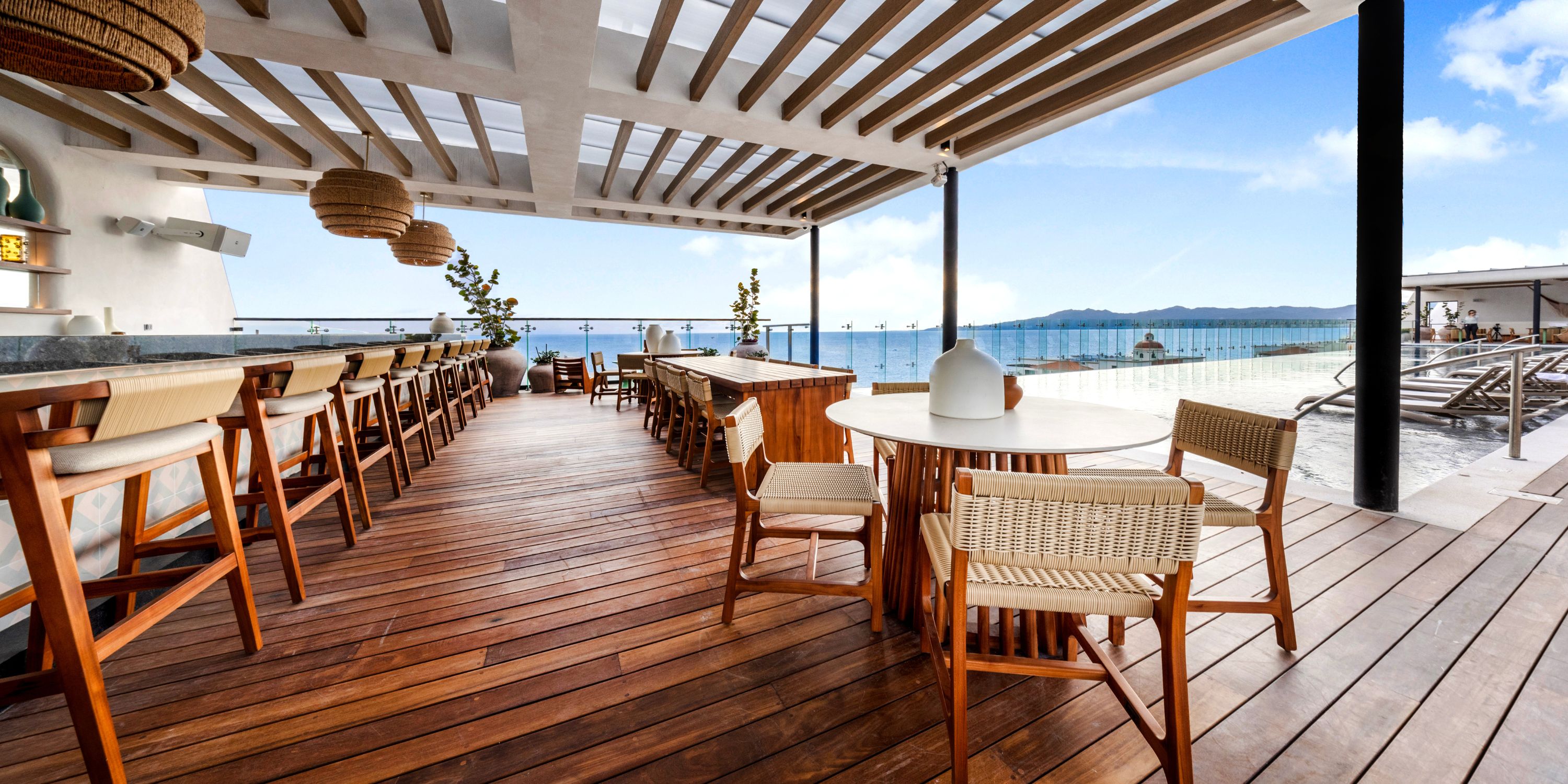 Beachfront bar under a pergola at UNICO 20°105° Riviera Nayarit, ideal for a destination wedding.