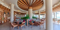 UNICO 20°105° Riviera Nayarit offers a modern setting with wood decor and greenery, ideal for weddings.