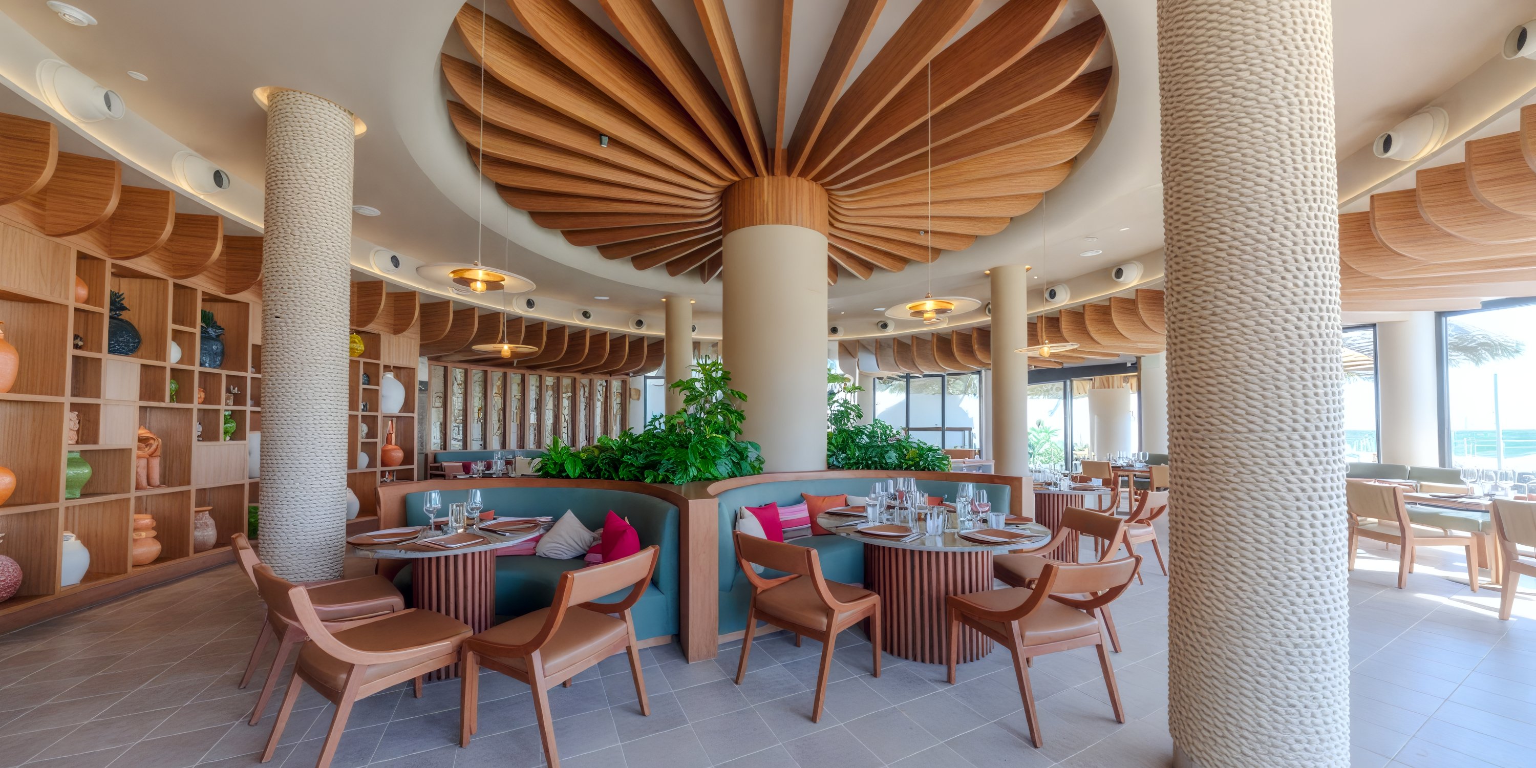 UNICO 20°105° Riviera Nayarit offers a modern setting with wood decor and greenery, ideal for weddings.