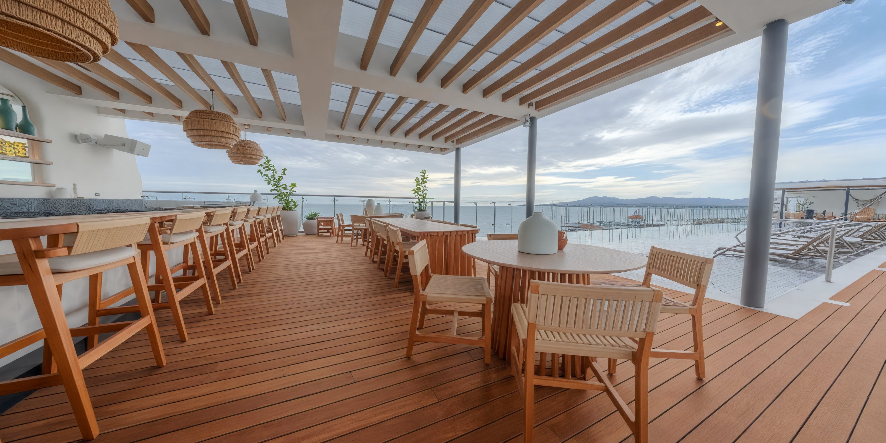 Rooftop bar at UNICO 20°105° Riviera Nayarit, ideal for a destination wedding, with pool and ocean view.