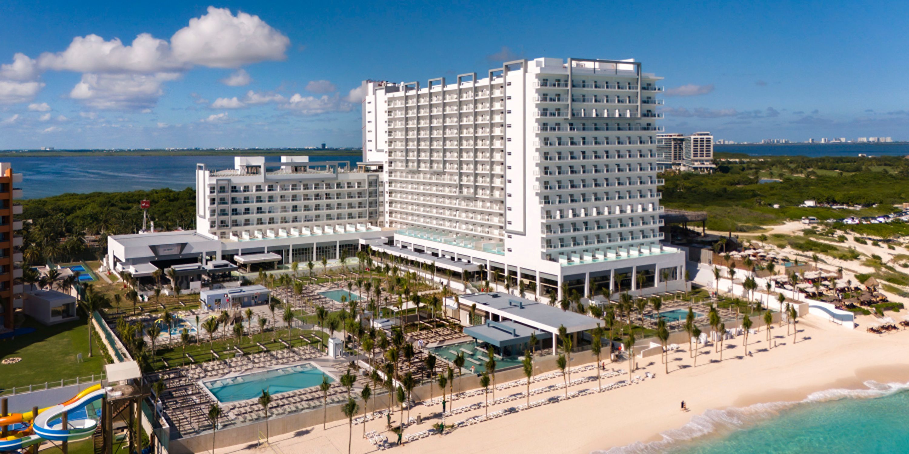Hotel Riu Ventura: ideal beachfront resort for destination weddings with pools, palm trees, and ocean views.
