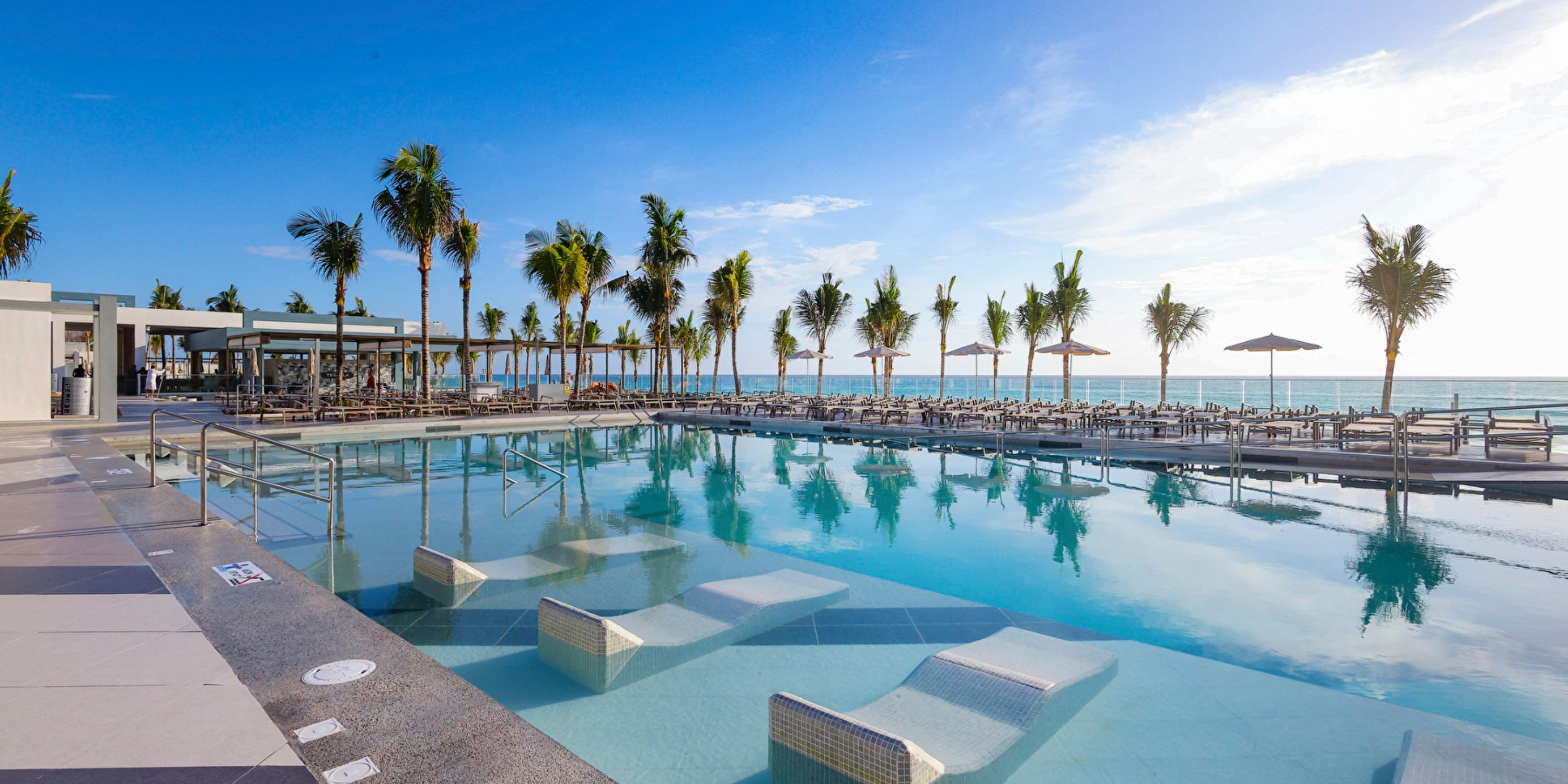 Hotel Riu Ventura: ideal destination wedding spot with infinity pool, loungers, and ocean view.