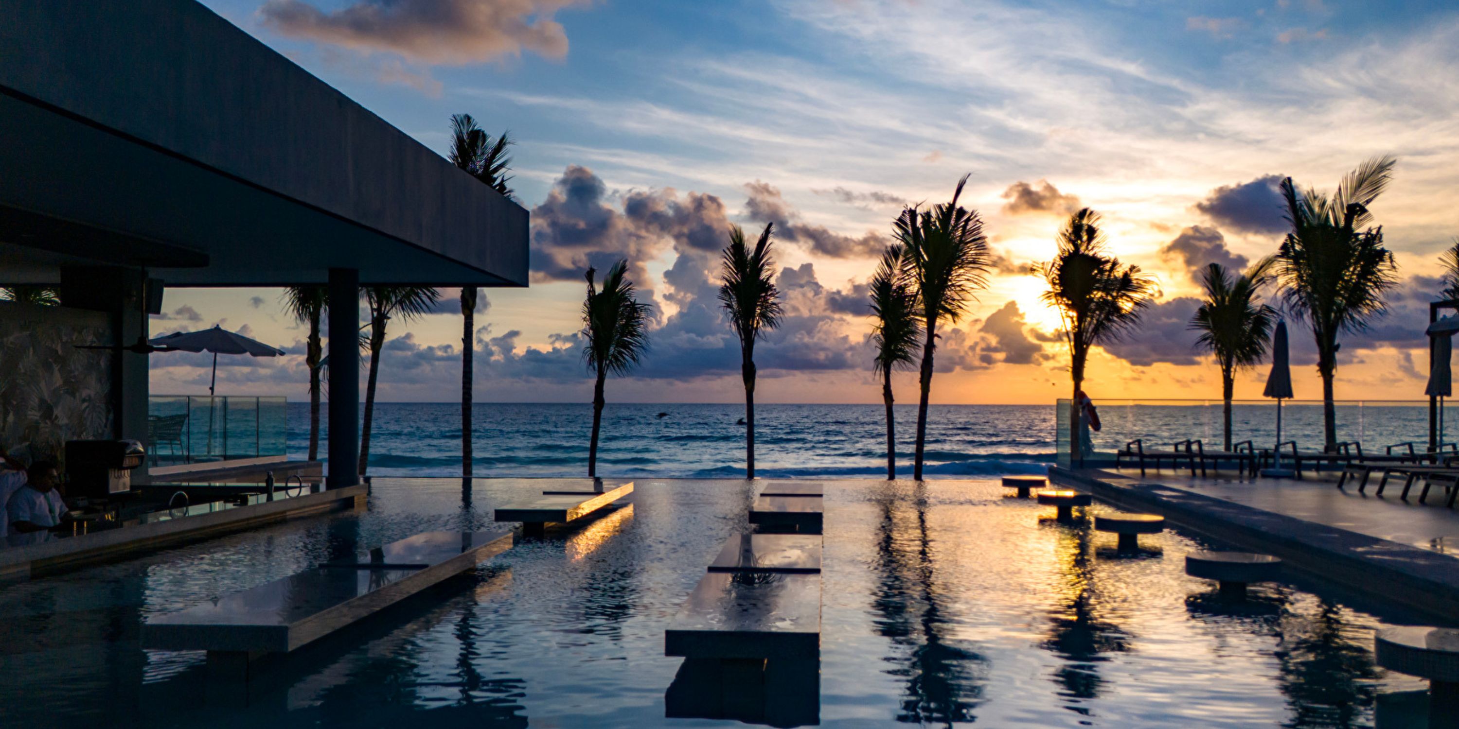 Infinity pool at Hotel Riu Ventura, perfect for a destination wedding, with ocean views and palms.