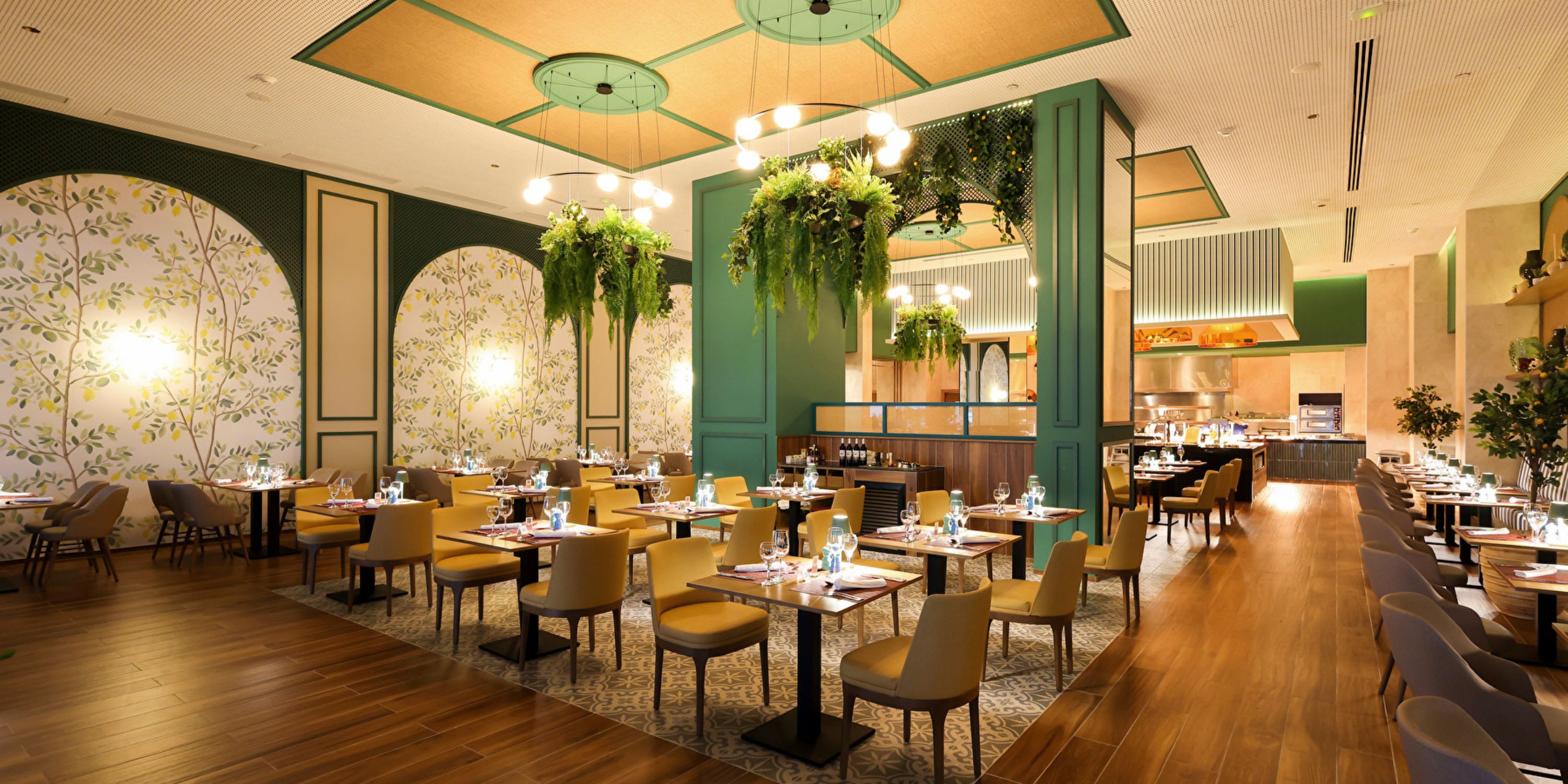 Hotel Riu Ventura offers a spacious, modern restaurant with green touches, ideal for a destination wedding.