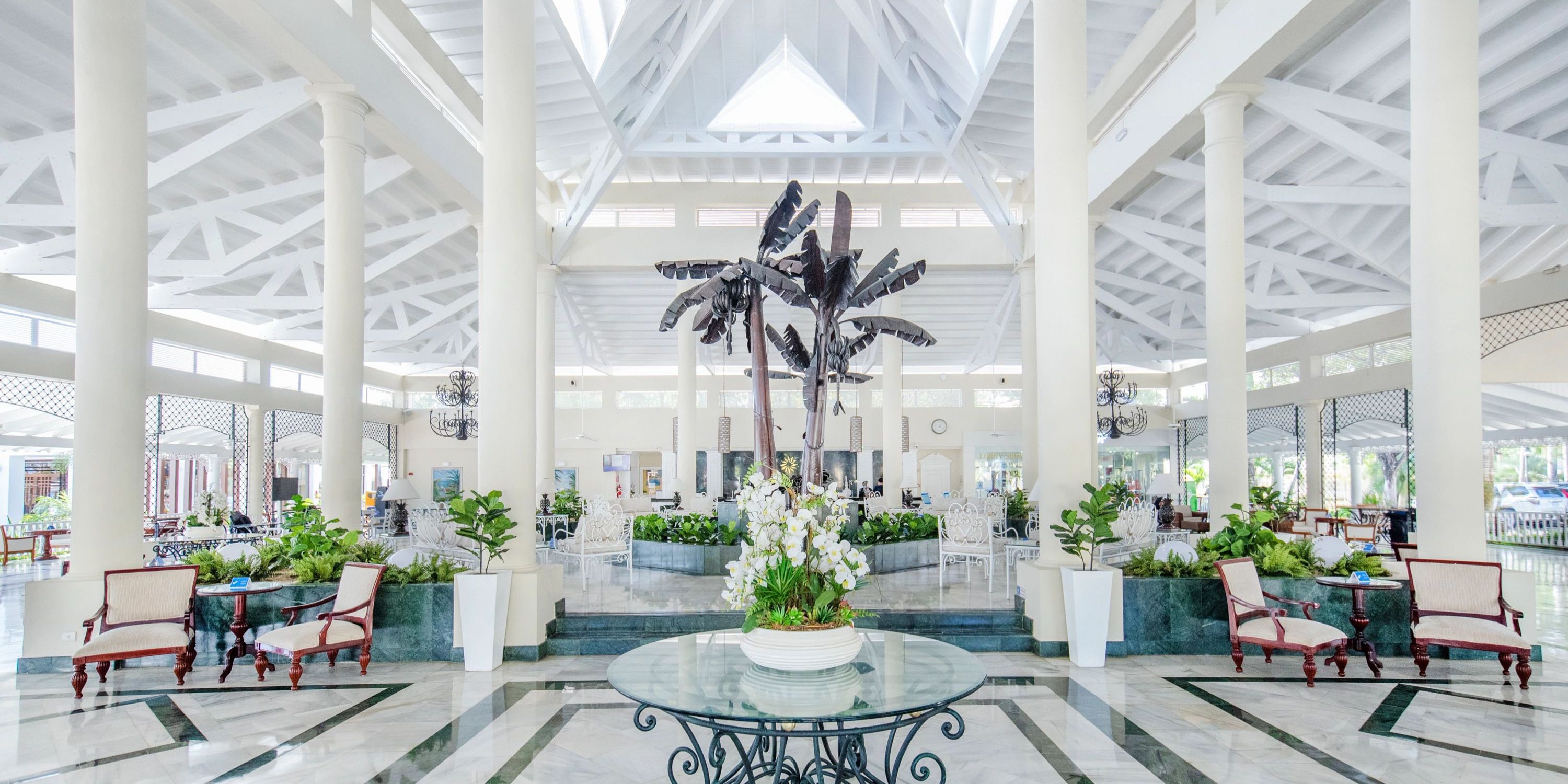 Spacious lobby at Bahia Principe Grand El Portillo, perfect for a destination wedding, with high ceilings and tropical d&eacute;cor.