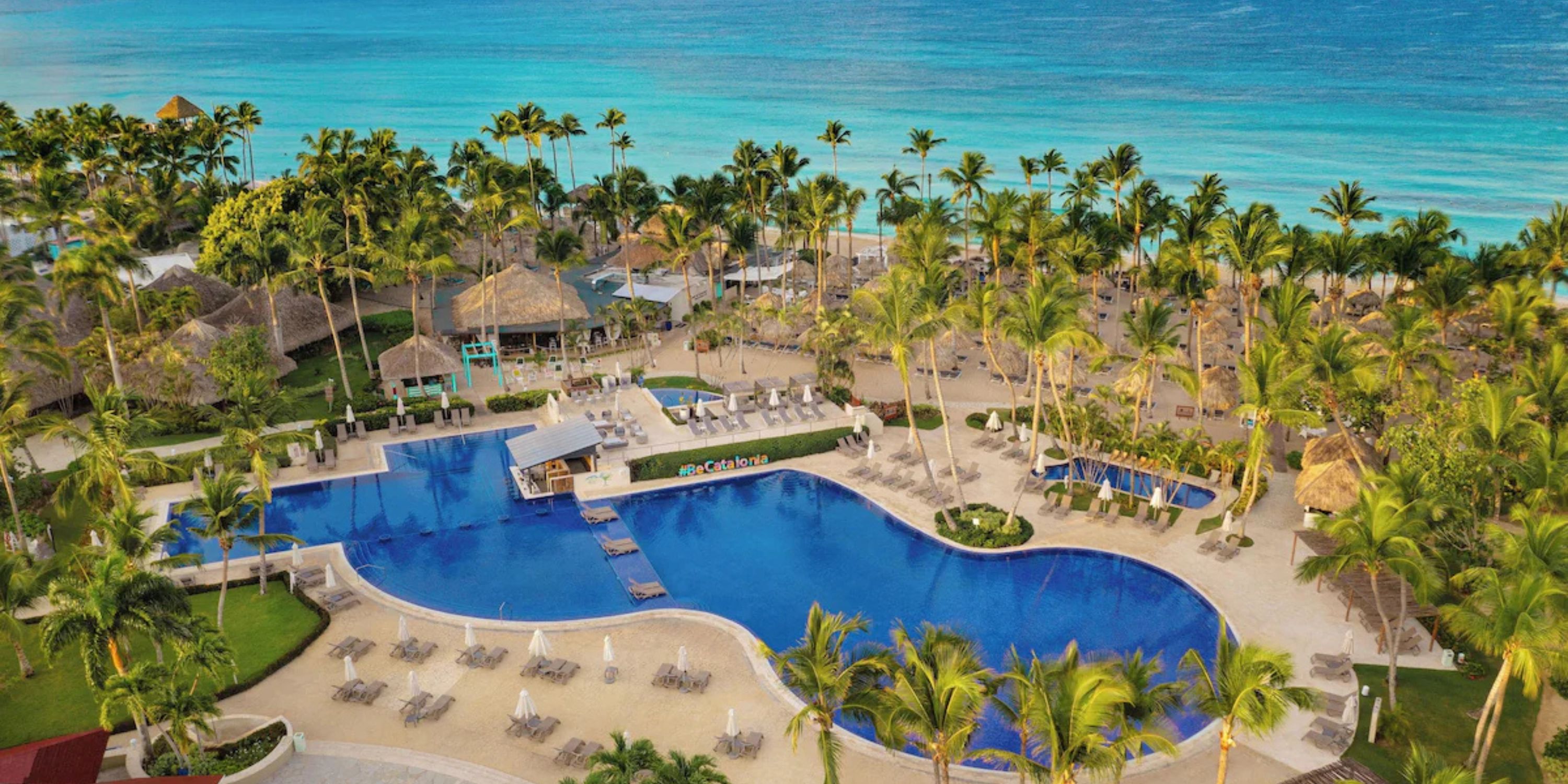 Aerial view of Catalonia Bayahibe resort, ideal for a destination wedding, with pool and palm trees.