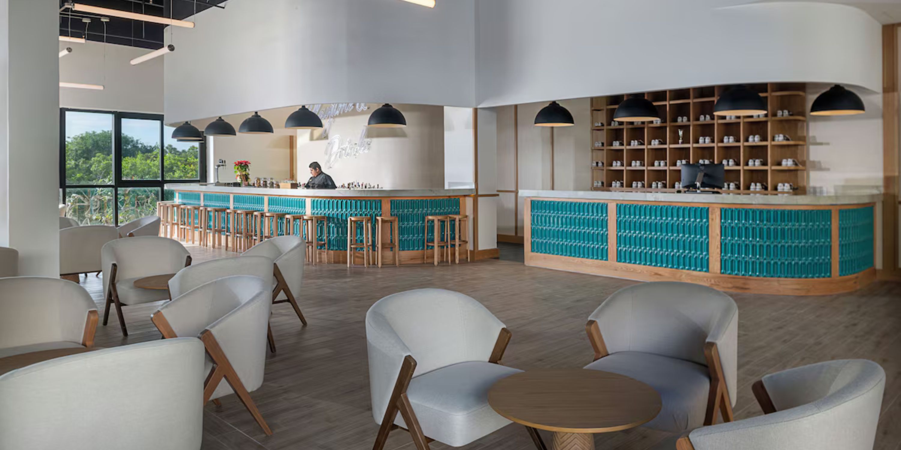 Ocean Coral and Turquesa: chic cafe ideal for destination weddings, with light chairs, round tables, turquoise bar.