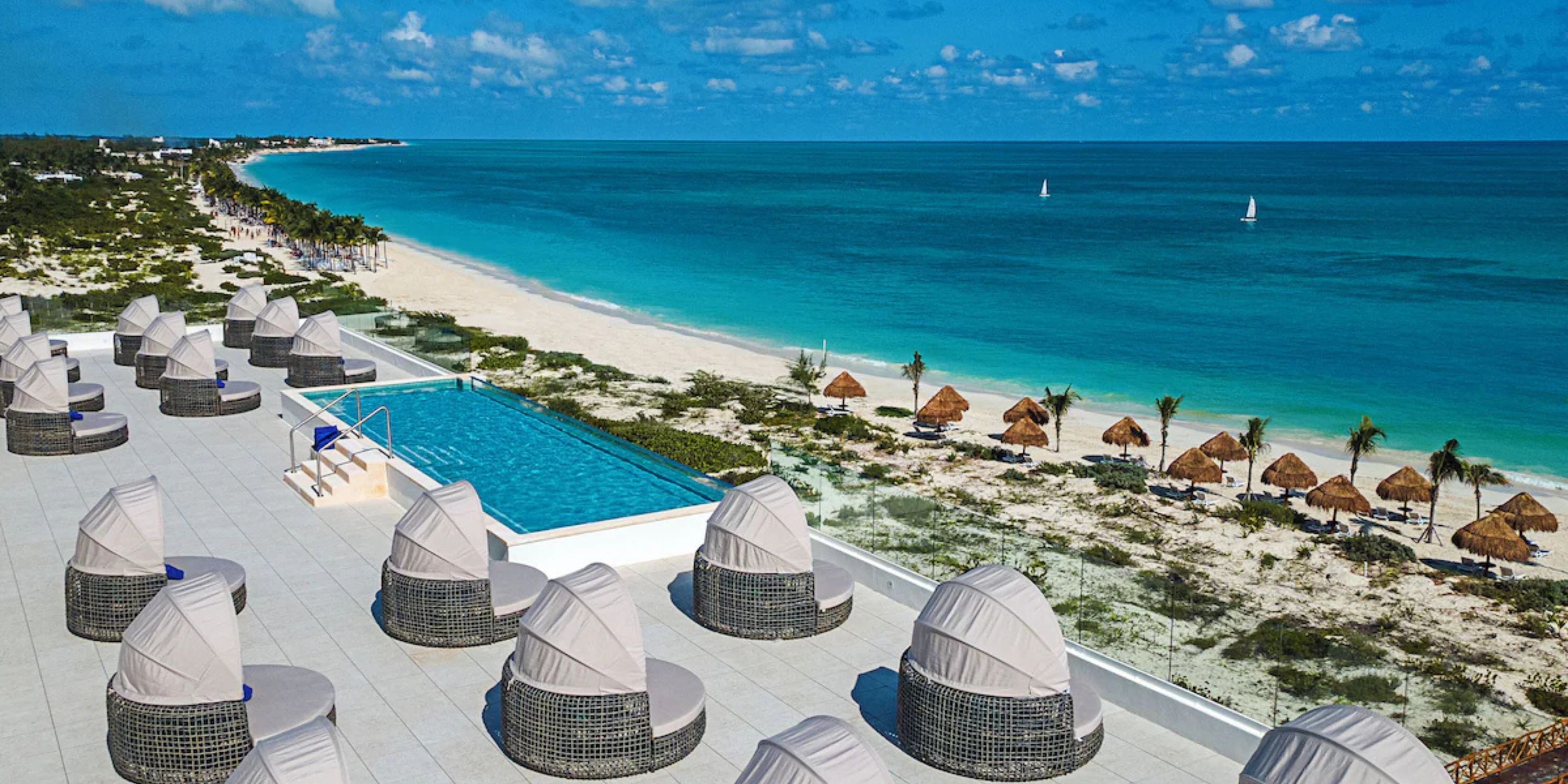 Ocean Coral and Turquesa offers lounge chairs and a pool, ideal for a destination wedding by the sea.