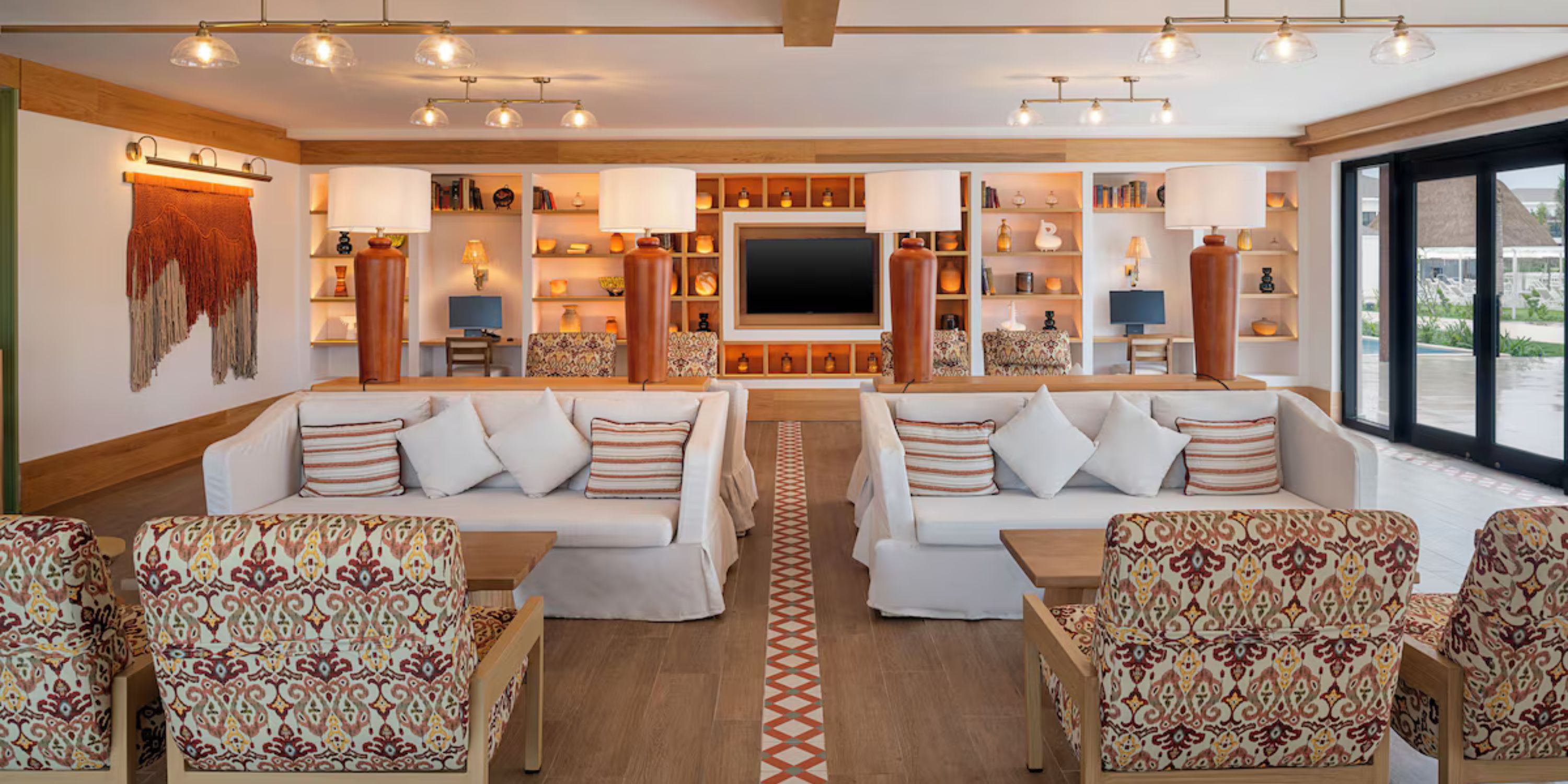 Modern lounge at Ocean Coral and Turquesa, ideal for destination weddings, with white sofas and decor.