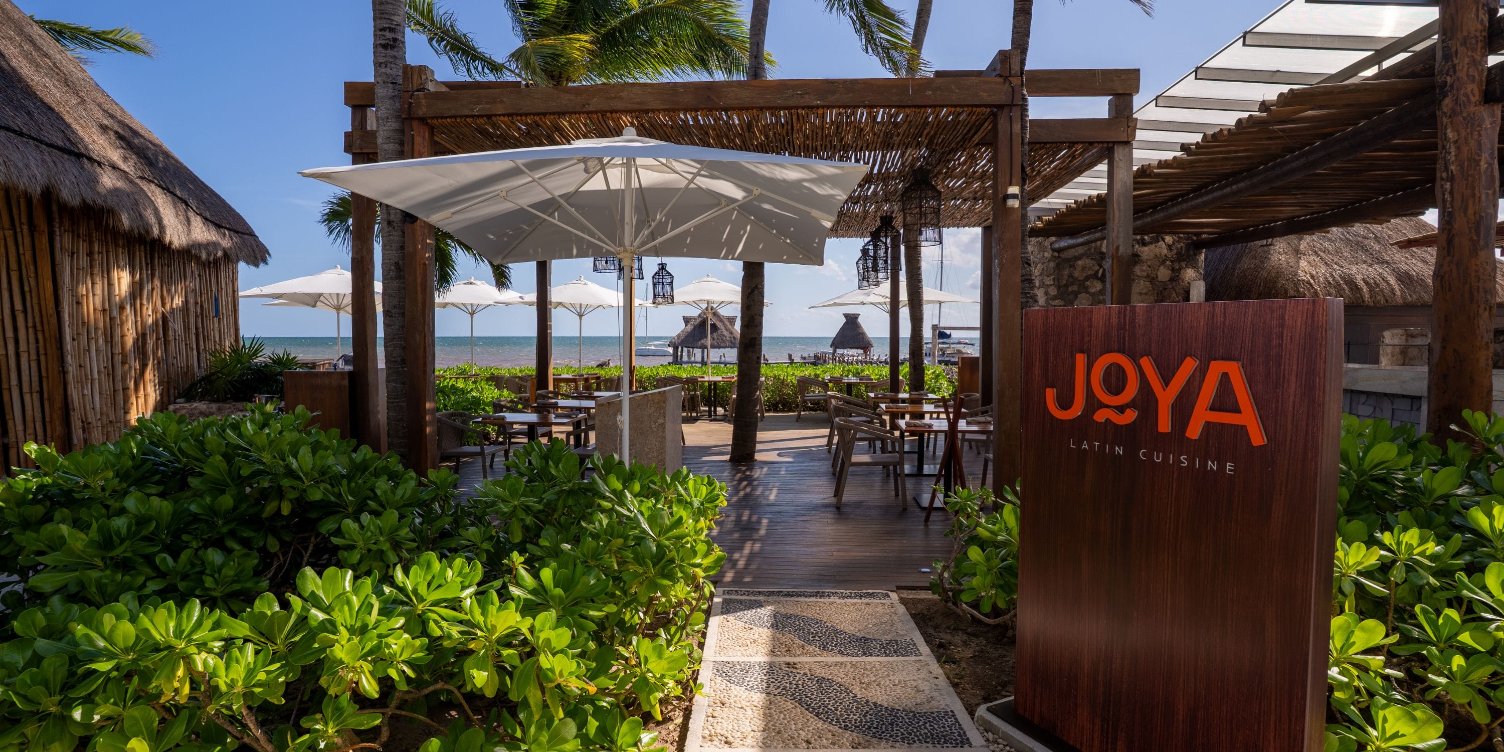 Ocean-view dining near Royalton Riviera Cancun, ideal for weddings or destination wedding events.
