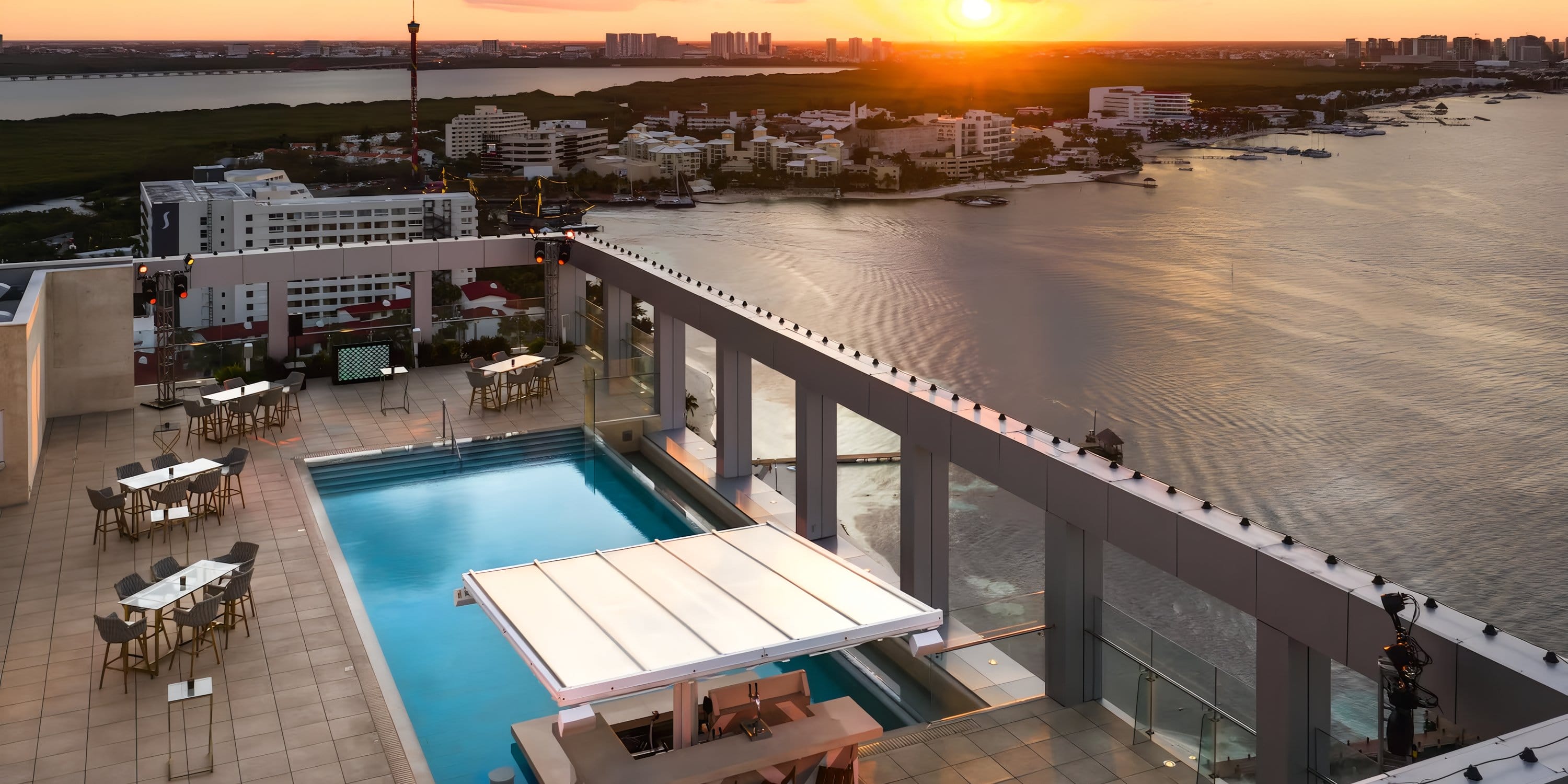 Rooftop pool at Breathless Cancún Soul, perfect for a destination wedding at sunset.