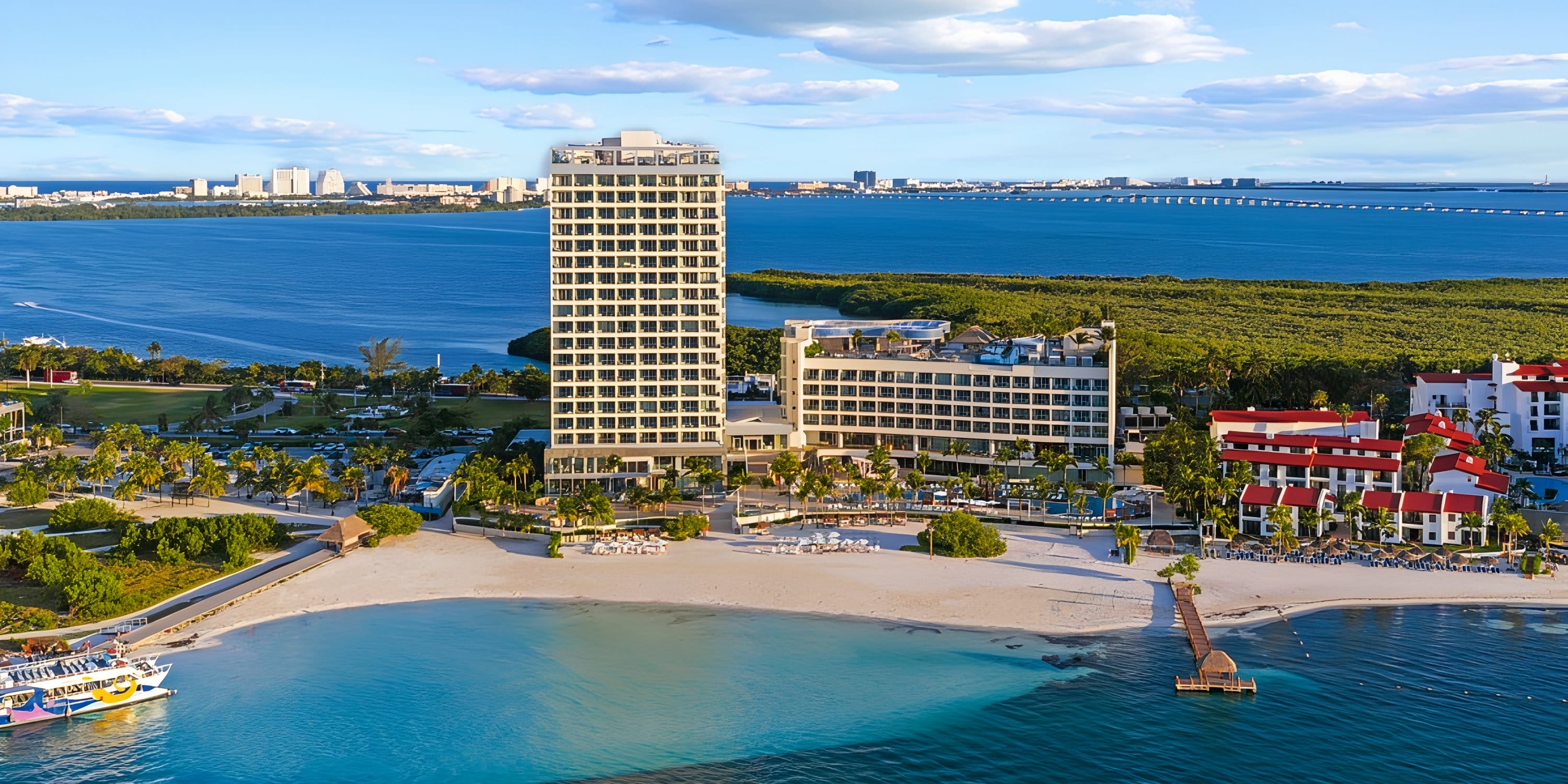 Breathless Cancún Soul Resort: beachfront hotel, palms, blue water—ideal for destination weddings.