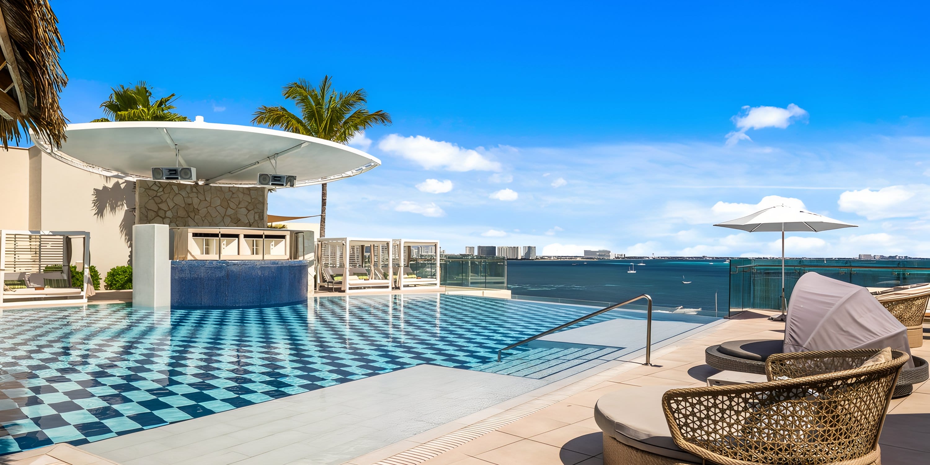 Breathless Cancún Soul Resort: rooftop infinity pool, lounge, bar—ideal for destination weddings.